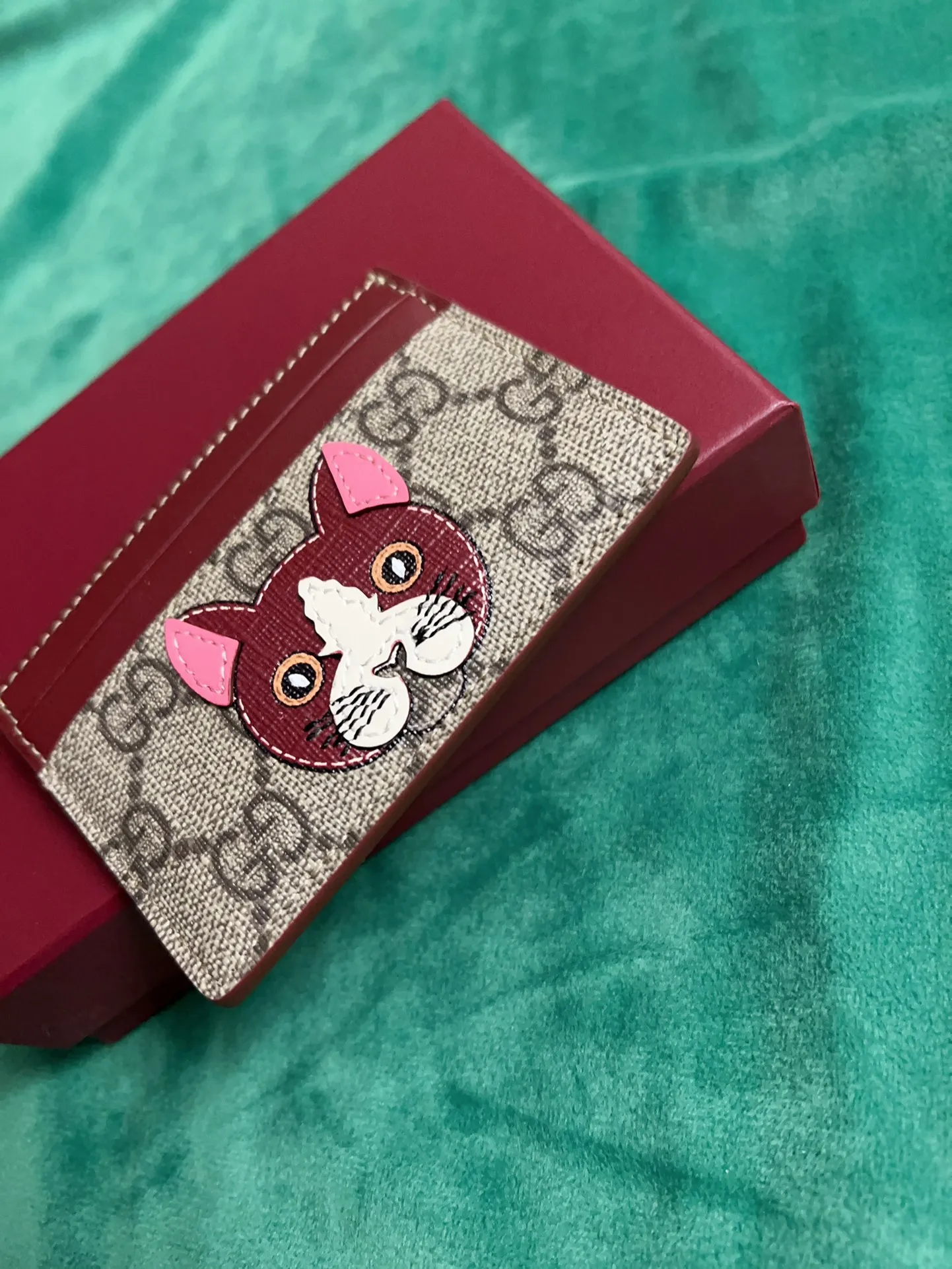 💰260 🇭🇺🇭🇺New product on official website! Exquisite small card holder PVC with burgundy calfskin, 🤡🤡cut and printed with cute and exquisite cartoon patterns! 🤡🤡Style number 818769, size: 11x7cm, 🤡🤡little red cat, puppy, panda, owl, exquisite and cute! Original product!
