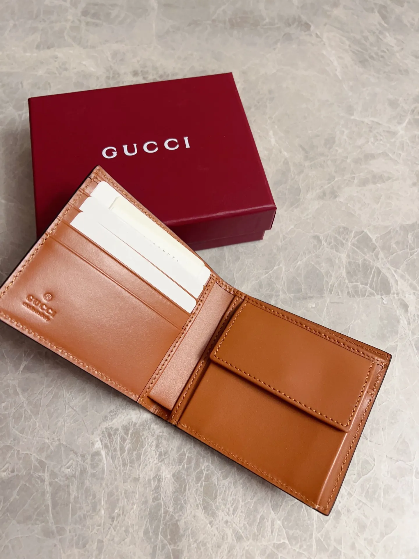 💰320🇭🇺🇭🇺GG Emblem series reinterprets the classic double G pattern with creative design and innovative functions. 🍃🍃New granular PVC fabric with original factory calfskin, fashionable and versatile! 🍃🍃Brown, black Style number: 821201 (card + coin bag) Size: 11x9cm