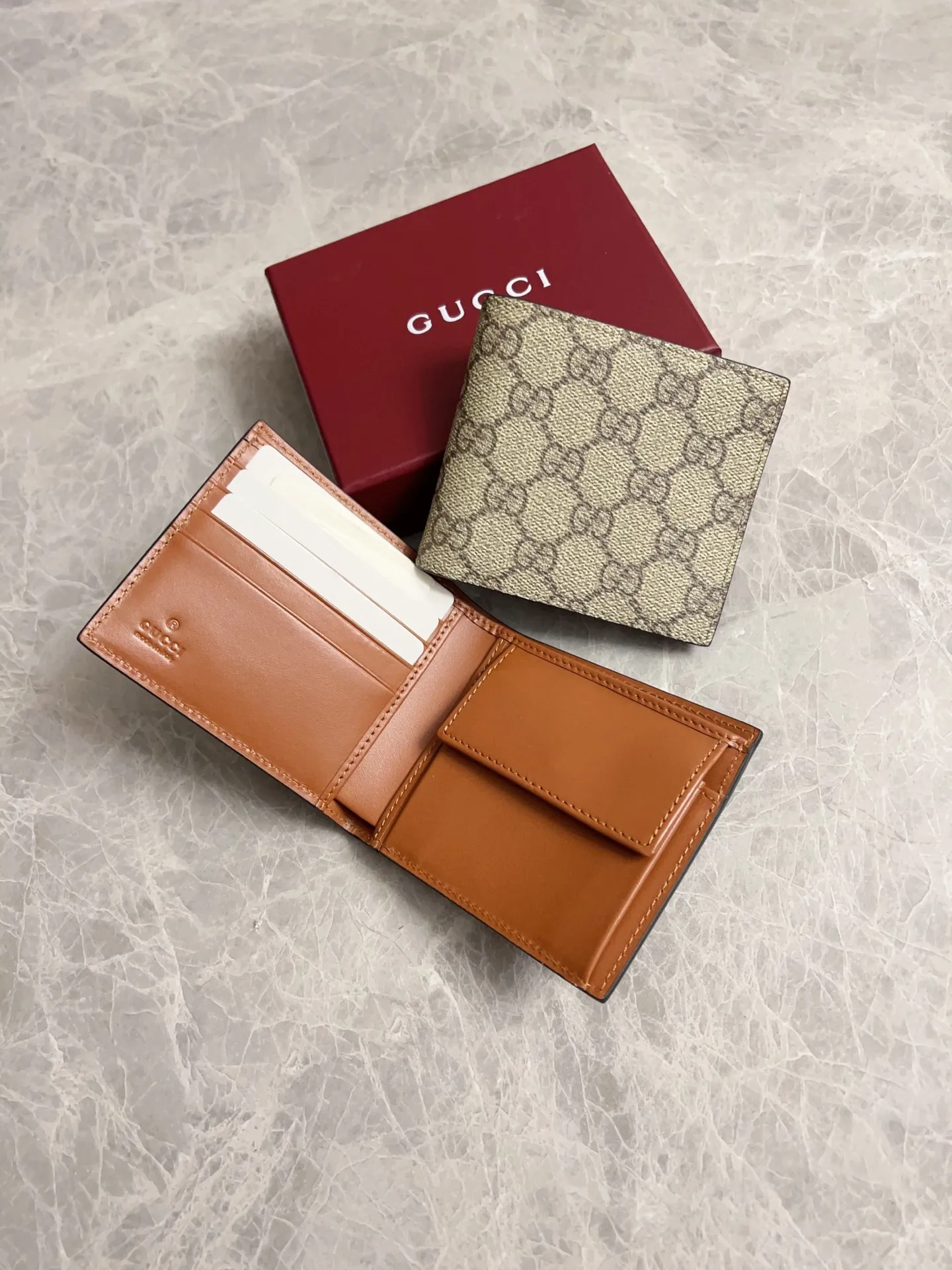 💰320🇭🇺🇭🇺GG Emblem series reinterprets the classic double G pattern with creative design and innovative functions. 🍃🍃New granular PVC fabric with original factory calfskin, fashionable and versatile! 🍃🍃Brown, black Style number: 821201 (card + coin bag) Size: 11x9cm