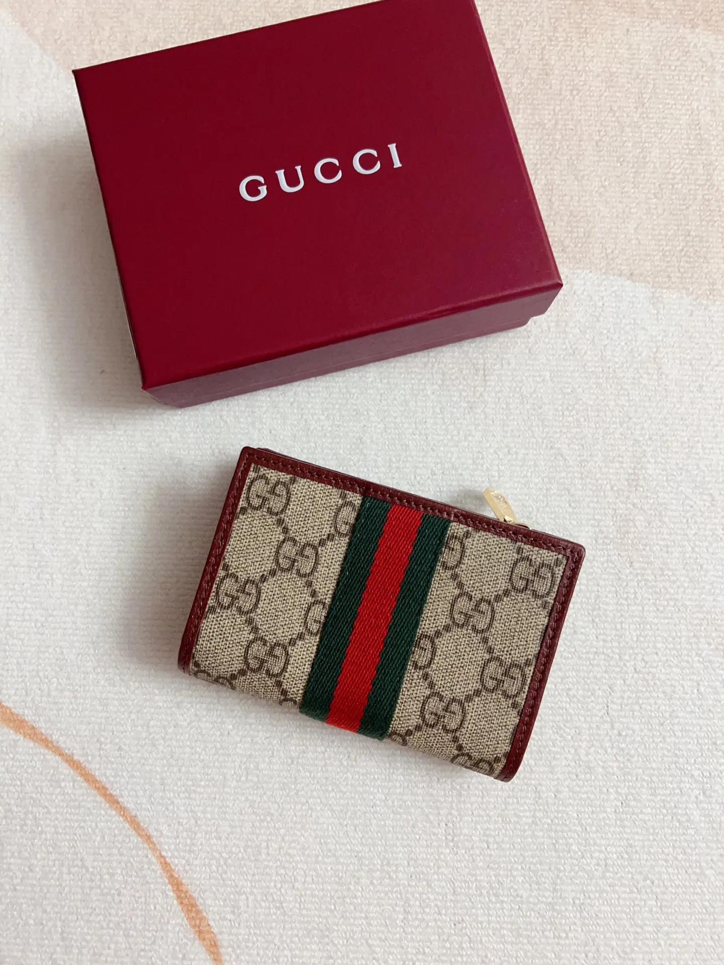 💰410 🇭🇺🇭🇺 The official website is synchronized with the new model! Ophidia series ~ short clip wallet, 🍉🍉 made of GG Supreme original factory pig grain first-layer cowhide with PVC 🍉🍉 equipped with iconic double G hardware marks, classic red and green webbing, exquisitely made! 🍉🍉Model number: 838468🍉🍉Size: 11x8x3cm, color: brown maroon