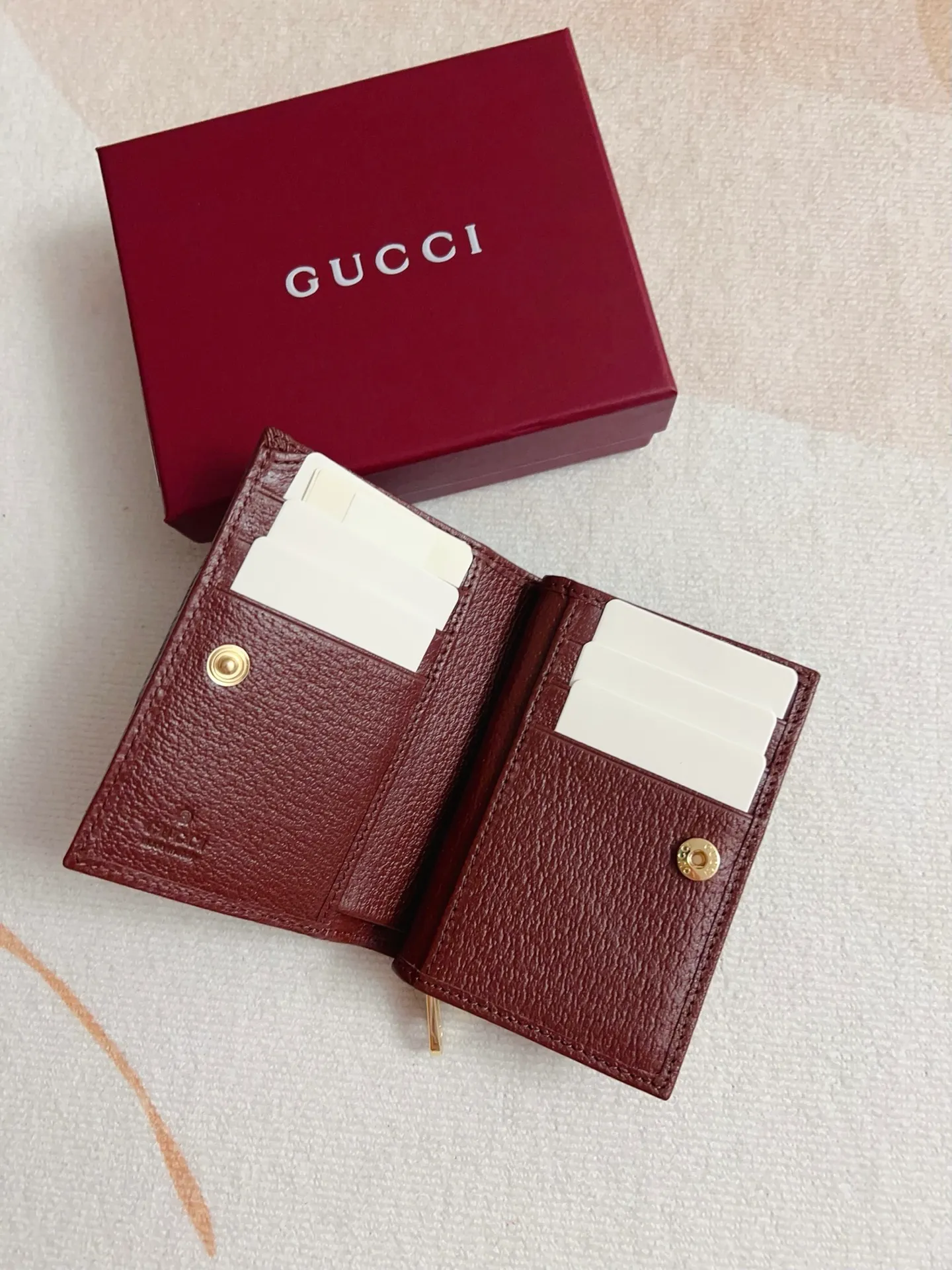 💰410 🇭🇺🇭🇺 The official website is synchronized with the new model! Ophidia series ~ short clip wallet, 🍉🍉 made of GG Supreme original factory pig grain first-layer cowhide with PVC 🍉🍉 equipped with iconic double G hardware marks, classic red and green webbing, exquisitely made! 🍉🍉Model number: 838468🍉🍉Size: 11x8x3cm, color: brown maroon