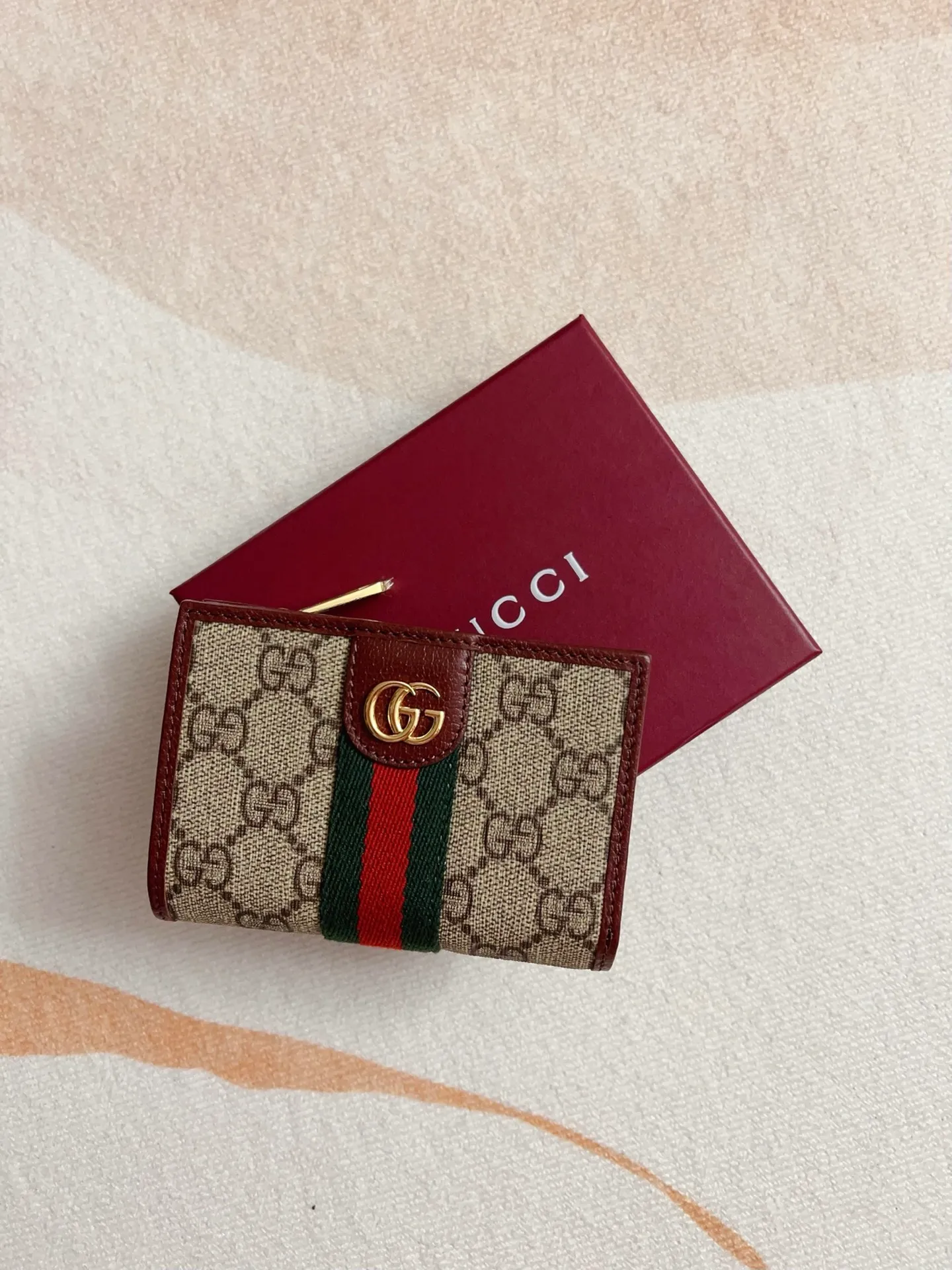 💰410 🇭🇺🇭🇺 The official website is synchronized with the new model! Ophidia series ~ short clip wallet, 🍉🍉 made of GG Supreme original factory pig grain first-layer cowhide with PVC 🍉🍉 equipped with iconic double G hardware marks, classic red and green webbing, exquisitely made! 🍉🍉Model number: 838468🍉🍉Size: 11x8x3cm, color: brown maroon