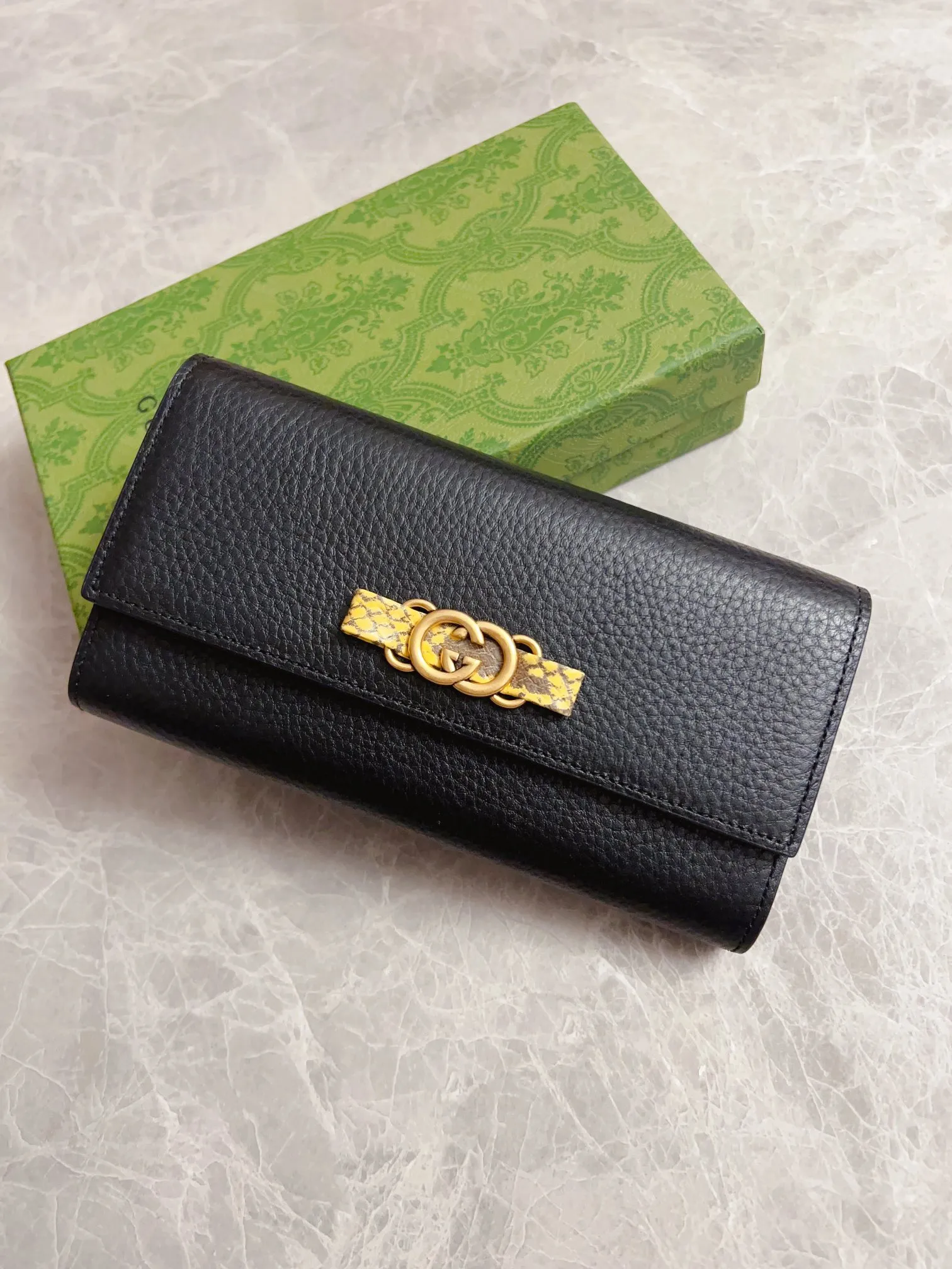 💰460🇮🇹🇮🇹Gucci’s latest ~ Interlocking Double G python leather bow wallet🍓🍓Made of original factory calfskin, 🍓🍓Butterfly on the front The knot is made with python leather piping and interlocking G details in antique gold tones, 🍓🍓Iconic fashion piece🍓🍓Model: 750461, Size: 19x 10x3.5cm