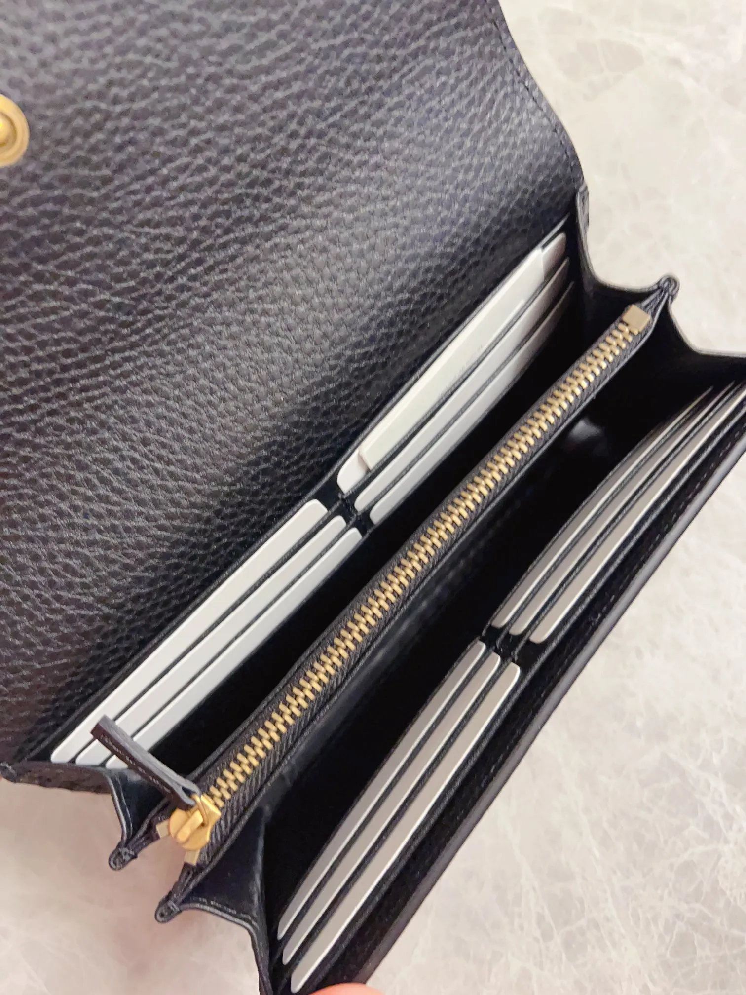 💰460🇮🇹🇮🇹Gucci’s latest ~ Interlocking Double G python leather bow wallet🍓🍓Made of original factory calfskin, 🍓🍓Butterfly on the front The knot is made with python leather piping and interlocking G details in antique gold tones, 🍓🍓Iconic fashion piece🍓🍓Model: 750461, Size: 19x 10x3.5cm