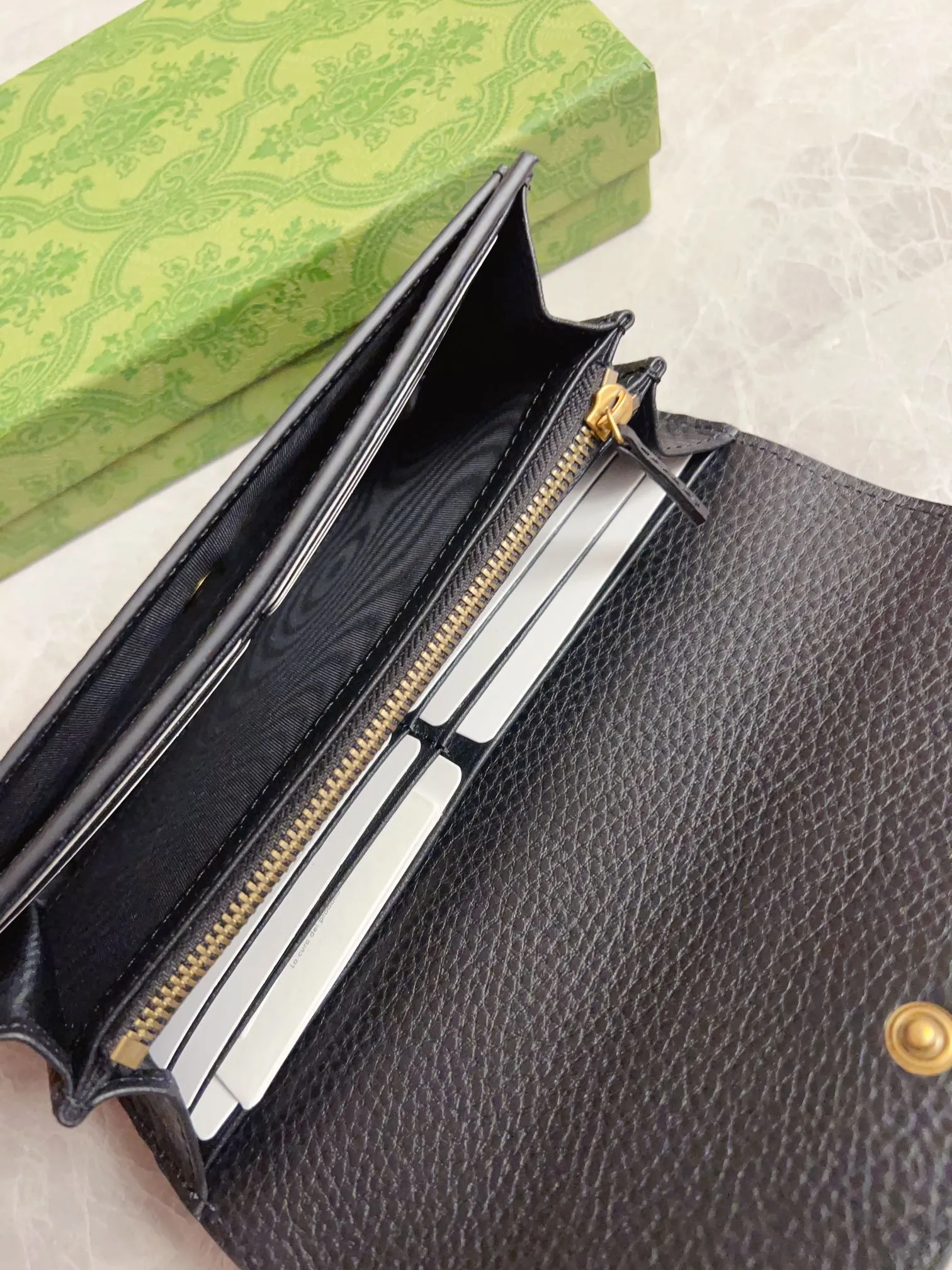 💰460🇮🇹🇮🇹Gucci’s latest ~ Interlocking Double G python leather bow wallet🍓🍓Made of original factory calfskin, 🍓🍓Butterfly on the front The knot is made with python leather piping and interlocking G details in antique gold tones, 🍓🍓Iconic fashion piece🍓🍓Model: 750461, Size: 19x 10x3.5cm