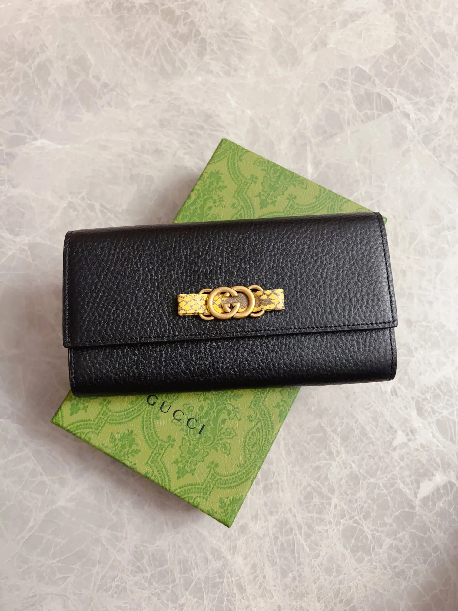 💰460🇮🇹🇮🇹Gucci’s latest ~ Interlocking Double G python leather bow wallet🍓🍓Made of original factory calfskin, 🍓🍓Butterfly on the front The knot is made with python leather piping and interlocking G details in antique gold tones, 🍓🍓Iconic fashion piece🍓🍓Model: 750461, Size: 19x 10x3.5cm