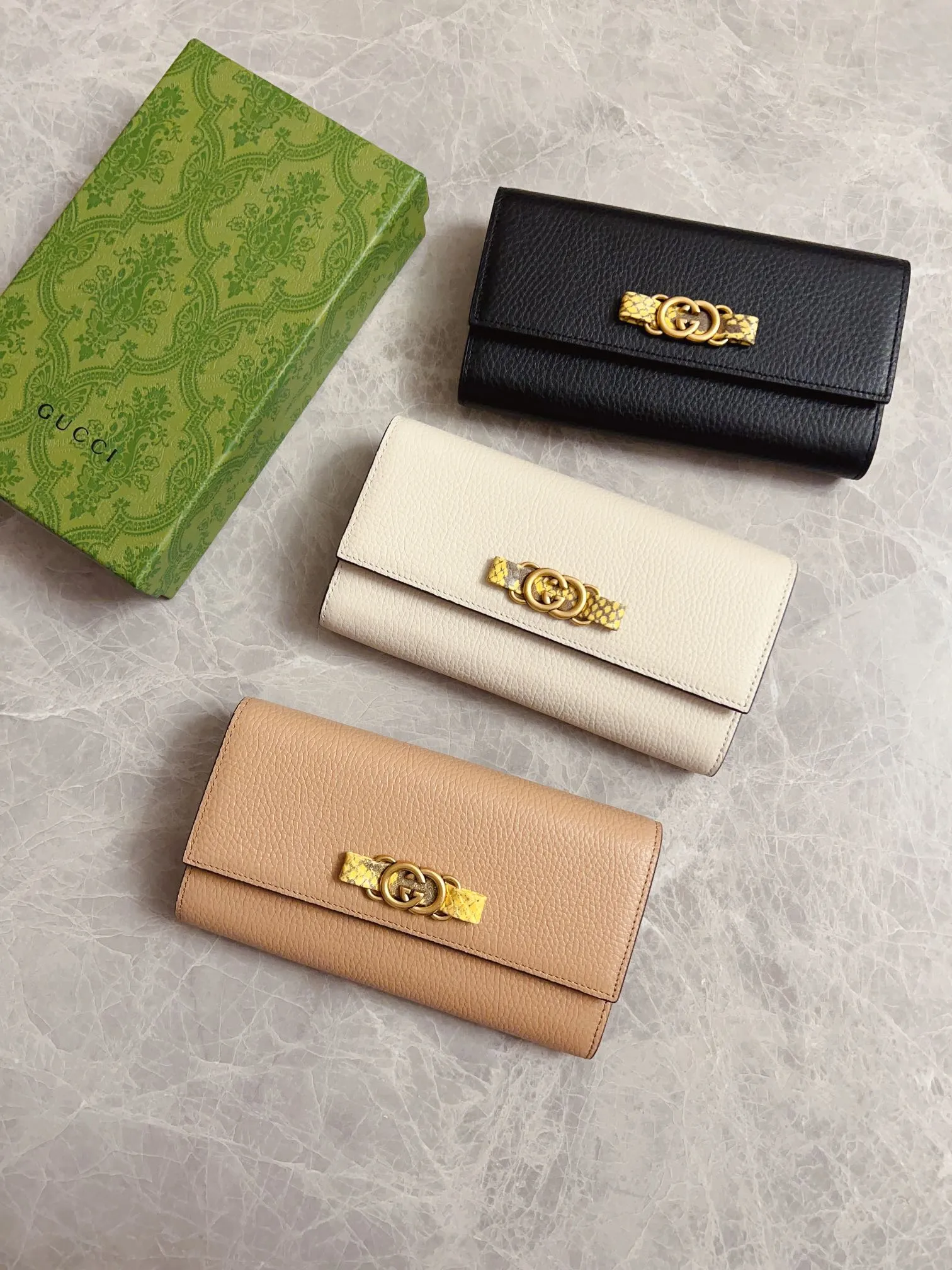 💰460🇮🇹🇮🇹Gucci’s latest ~ Interlocking Double G python leather bow wallet🍓🍓Made of original factory calfskin, 🍓🍓Butterfly on the front The knot is made with python leather piping and interlocking G details in antique gold tones, 🍓🍓Iconic fashion piece🍓🍓Model: 750461, Size: 19x 10x3.5cm