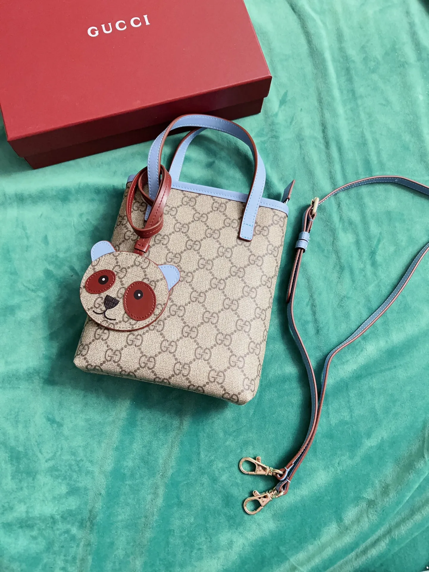 💰720 🇭🇺🇭🇺New product on official website! Exquisite small handbag (can be worn cross-body) PVC with original factory calfskin, 🧤🧤 with exquisite cute animal pendant 🧤🧤 No. 831899, size: 20x15x5cm, 🧤🧤 little red cat, puppy, panda, owl, exquisite and cute! 4 colors original single product!