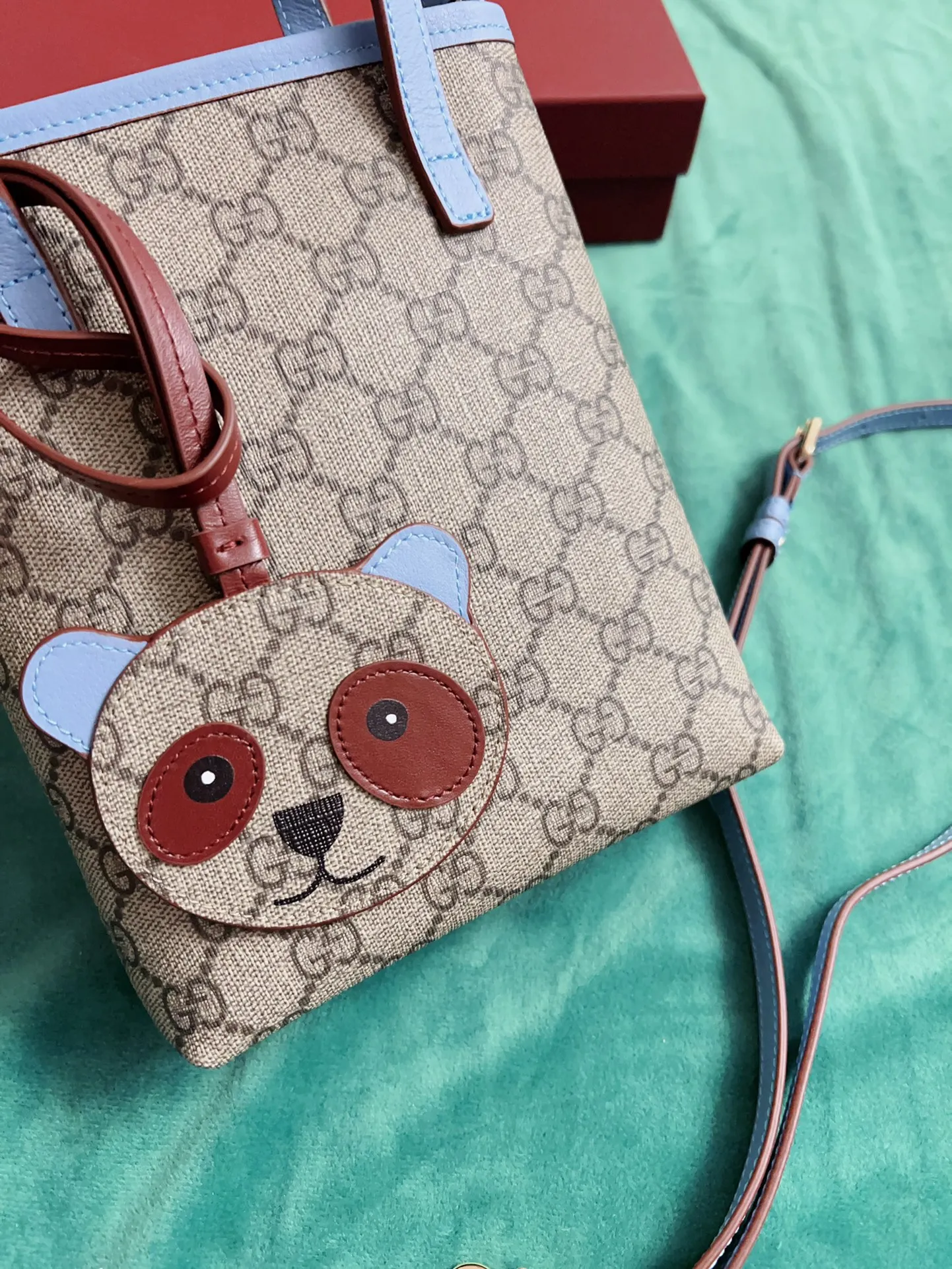 💰720 🇭🇺🇭🇺New product on official website! Exquisite small handbag (can be worn cross-body) PVC with original factory calfskin, 🧤🧤 with exquisite cute animal pendant 🧤🧤 No. 831899, size: 20x15x5cm, 🧤🧤 little red cat, puppy, panda, owl, exquisite and cute! 4 colors original single product!