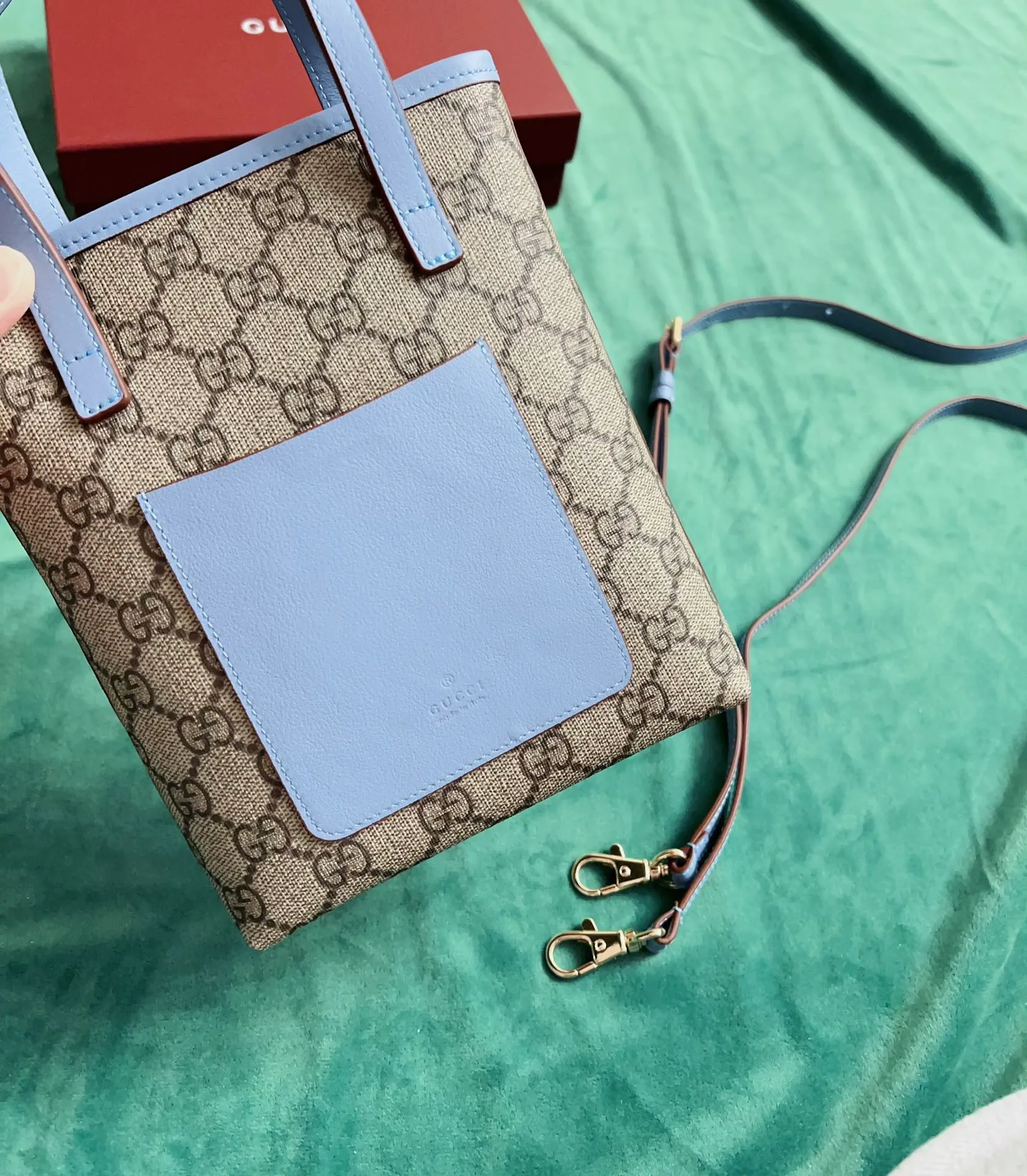 💰720 🇭🇺🇭🇺New product on official website! Exquisite small handbag (can be worn cross-body) PVC with original factory calfskin, 🧤🧤 with exquisite cute animal pendant 🧤🧤 No. 831899, size: 20x15x5cm, 🧤🧤 little red cat, puppy, panda, owl, exquisite and cute! 4 colors original single product!