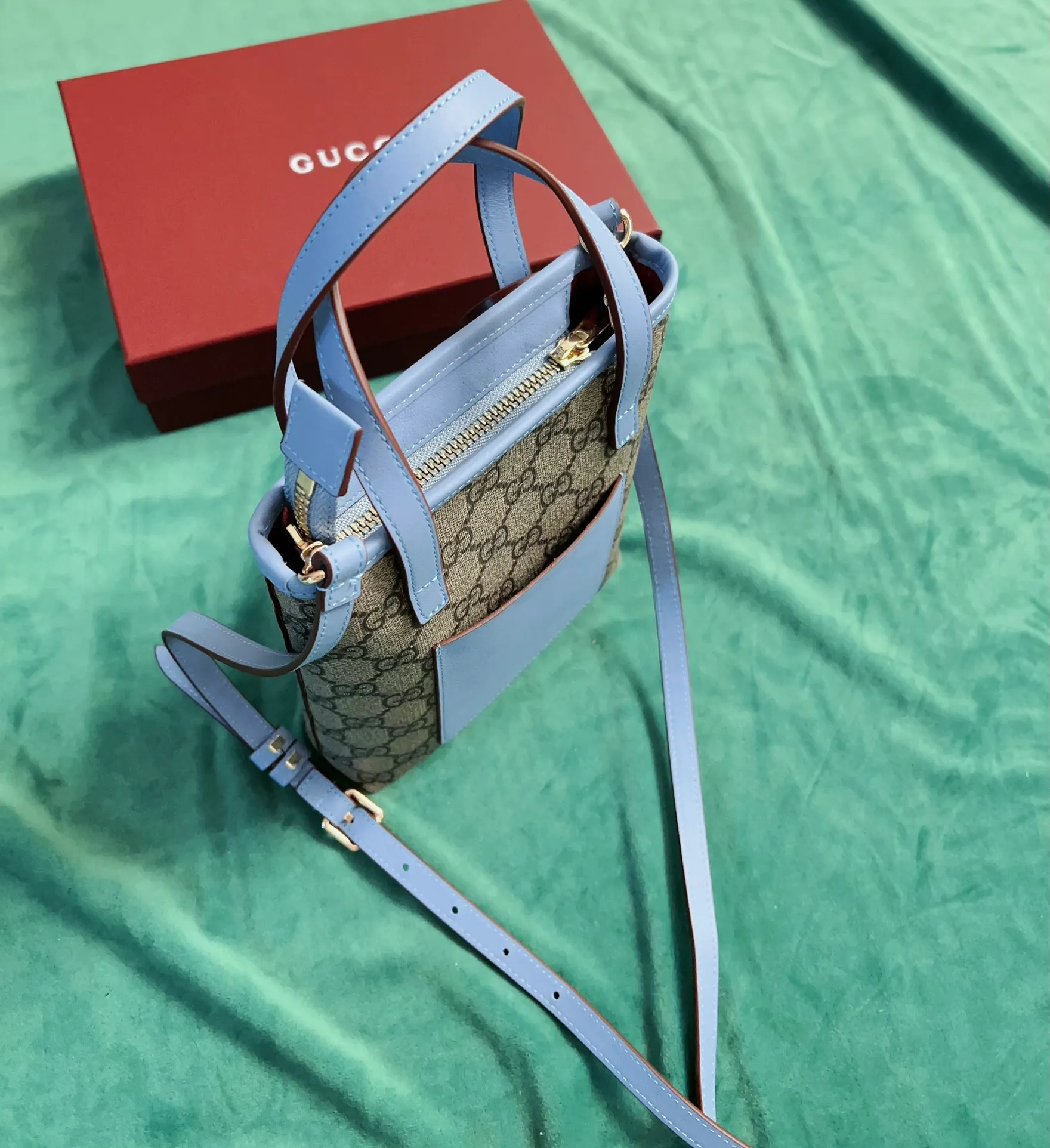 💰720 🇭🇺🇭🇺New product on official website! Exquisite small handbag (can be worn cross-body) PVC with original factory calfskin, 🧤🧤 with exquisite cute animal pendant 🧤🧤 No. 831899, size: 20x15x5cm, 🧤🧤 little red cat, puppy, panda, owl, exquisite and cute! 4 colors original single product!