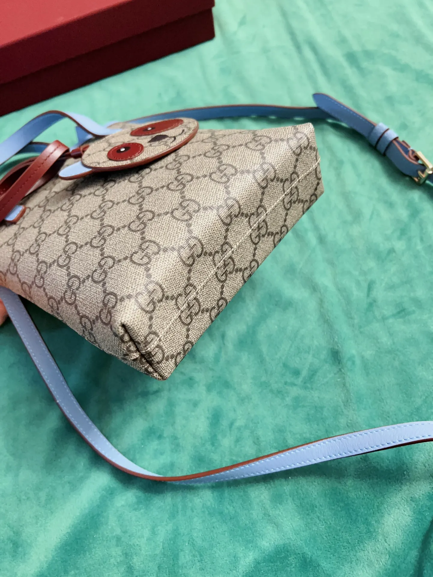💰720 🇭🇺🇭🇺New product on official website! Exquisite small handbag (can be worn cross-body) PVC with original factory calfskin, 🧤🧤 with exquisite cute animal pendant 🧤🧤 No. 831899, size: 20x15x5cm, 🧤🧤 little red cat, puppy, panda, owl, exquisite and cute! 4 colors original single product!