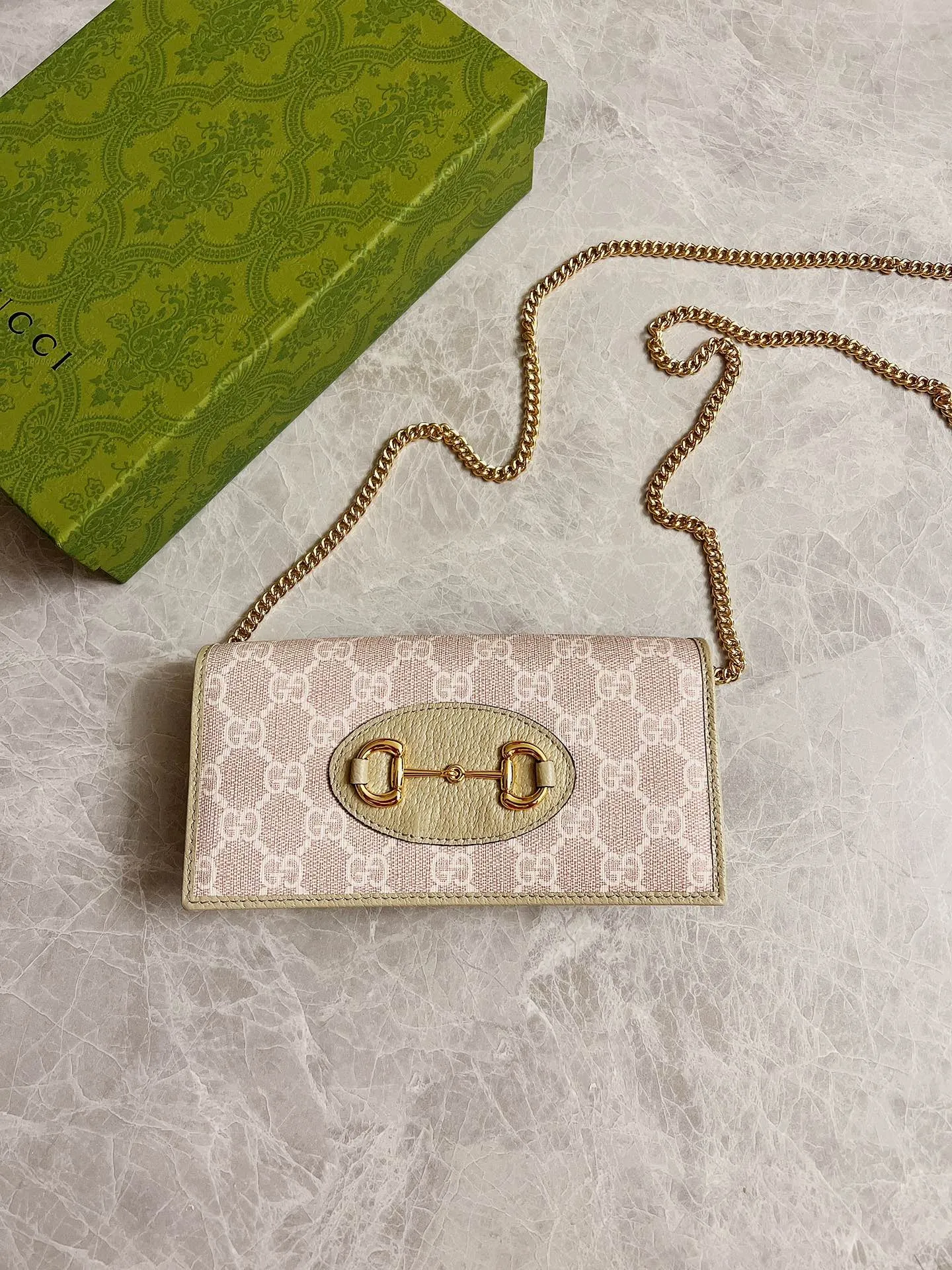 💰560🇭🇺🇭🇺In the latest wheat color series🍧🍧newly launched this Gucci made of GG Supreme high-end artificial canvas and khaki material 🍧🍧1955 Horsebit Card Holder This series adopts the same double ring and long strip design as the handbag 🍧🍧This detail is inspired by the brand’s equestrian origins 🍧🍧It is one of Gucci’s classic heritage🍧🍧It is also one of the brand’s most representative symbolic elements🍧🍧Model: 621892 Size: 19x10x4cm