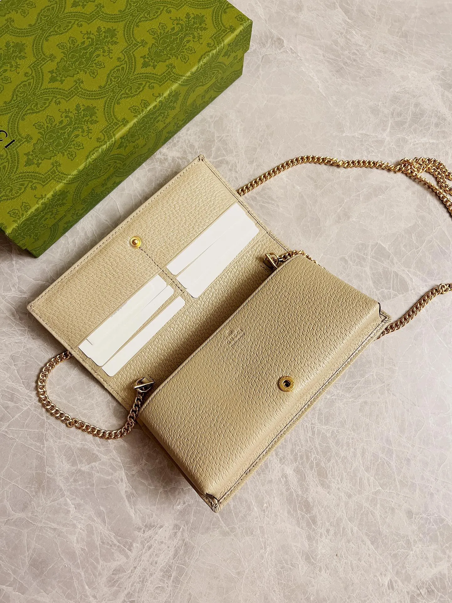 💰560🇭🇺🇭🇺In the latest wheat color series🍧🍧newly launched this Gucci made of GG Supreme high-end artificial canvas and khaki material 🍧🍧1955 Horsebit Card Holder This series adopts the same double ring and long strip design as the handbag 🍧🍧This detail is inspired by the brand’s equestrian origins 🍧🍧It is one of Gucci’s classic heritage🍧🍧It is also one of the brand’s most representative symbolic elements🍧🍧Model: 621892 Size: 19x10x4cm