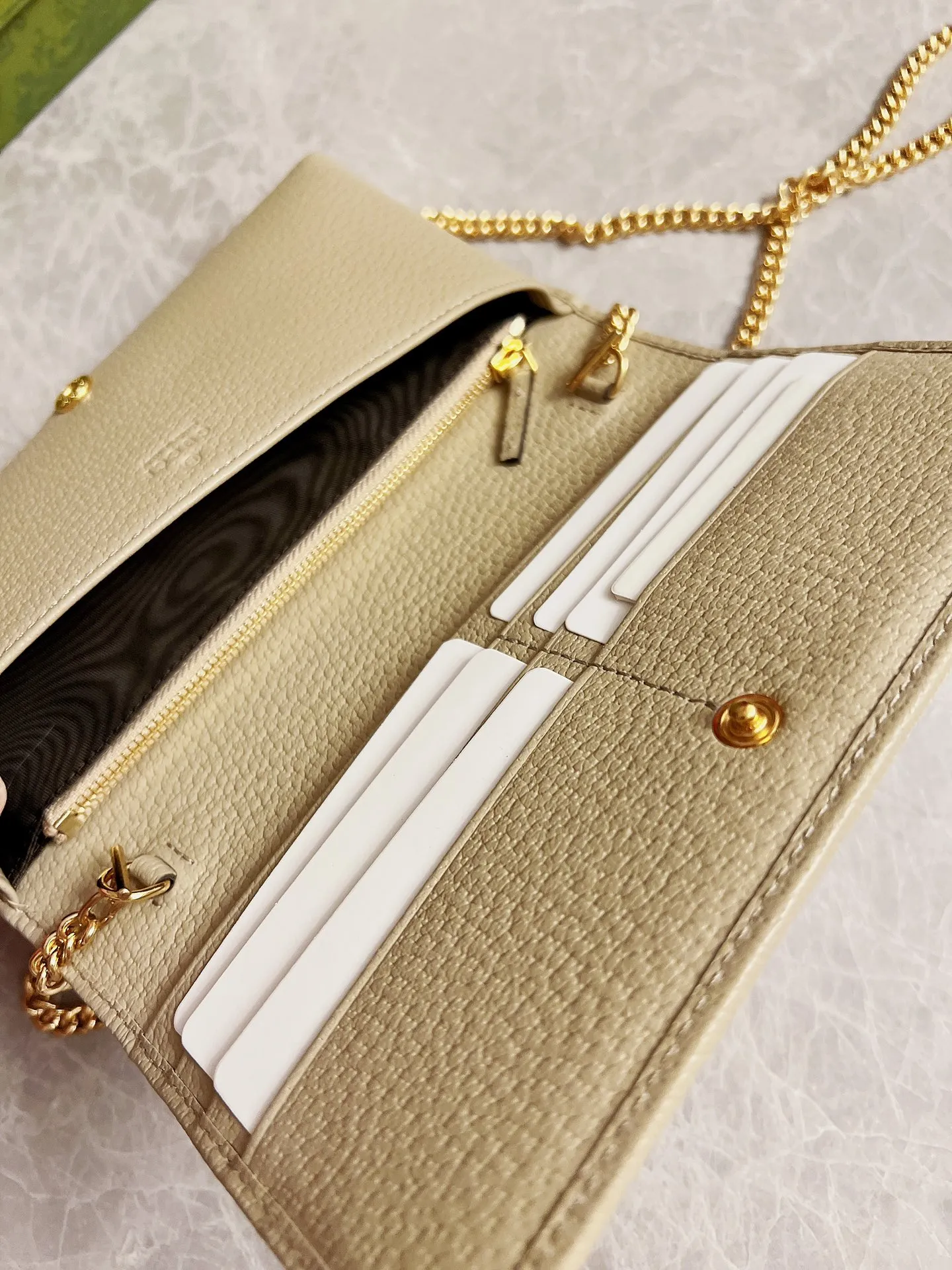 💰560🇭🇺🇭🇺In the latest wheat color series🍧🍧newly launched this Gucci made of GG Supreme high-end artificial canvas and khaki material 🍧🍧1955 Horsebit Card Holder This series adopts the same double ring and long strip design as the handbag 🍧🍧This detail is inspired by the brand’s equestrian origins 🍧🍧It is one of Gucci’s classic heritage🍧🍧It is also one of the brand’s most representative symbolic elements🍧🍧Model: 621892 Size: 19x10x4cm