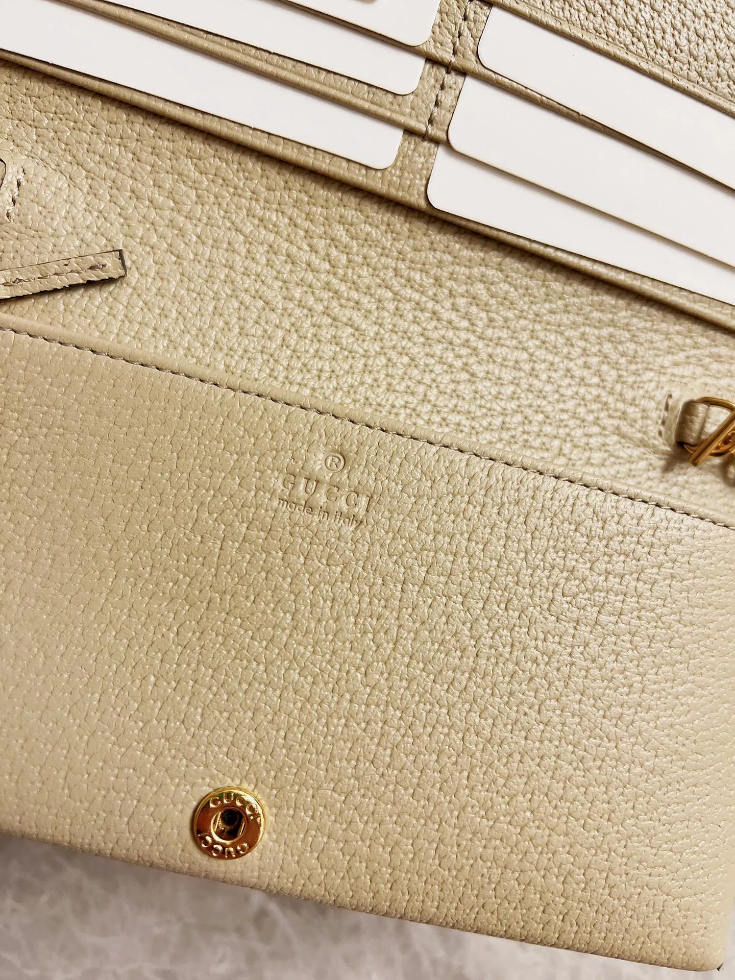 💰560🇭🇺🇭🇺In the latest wheat color series🍧🍧newly launched this Gucci made of GG Supreme high-end artificial canvas and khaki material 🍧🍧1955 Horsebit Card Holder This series adopts the same double ring and long strip design as the handbag 🍧🍧This detail is inspired by the brand’s equestrian origins 🍧🍧It is one of Gucci’s classic heritage🍧🍧It is also one of the brand’s most representative symbolic elements🍧🍧Model: 621892 Size: 19x10x4cm