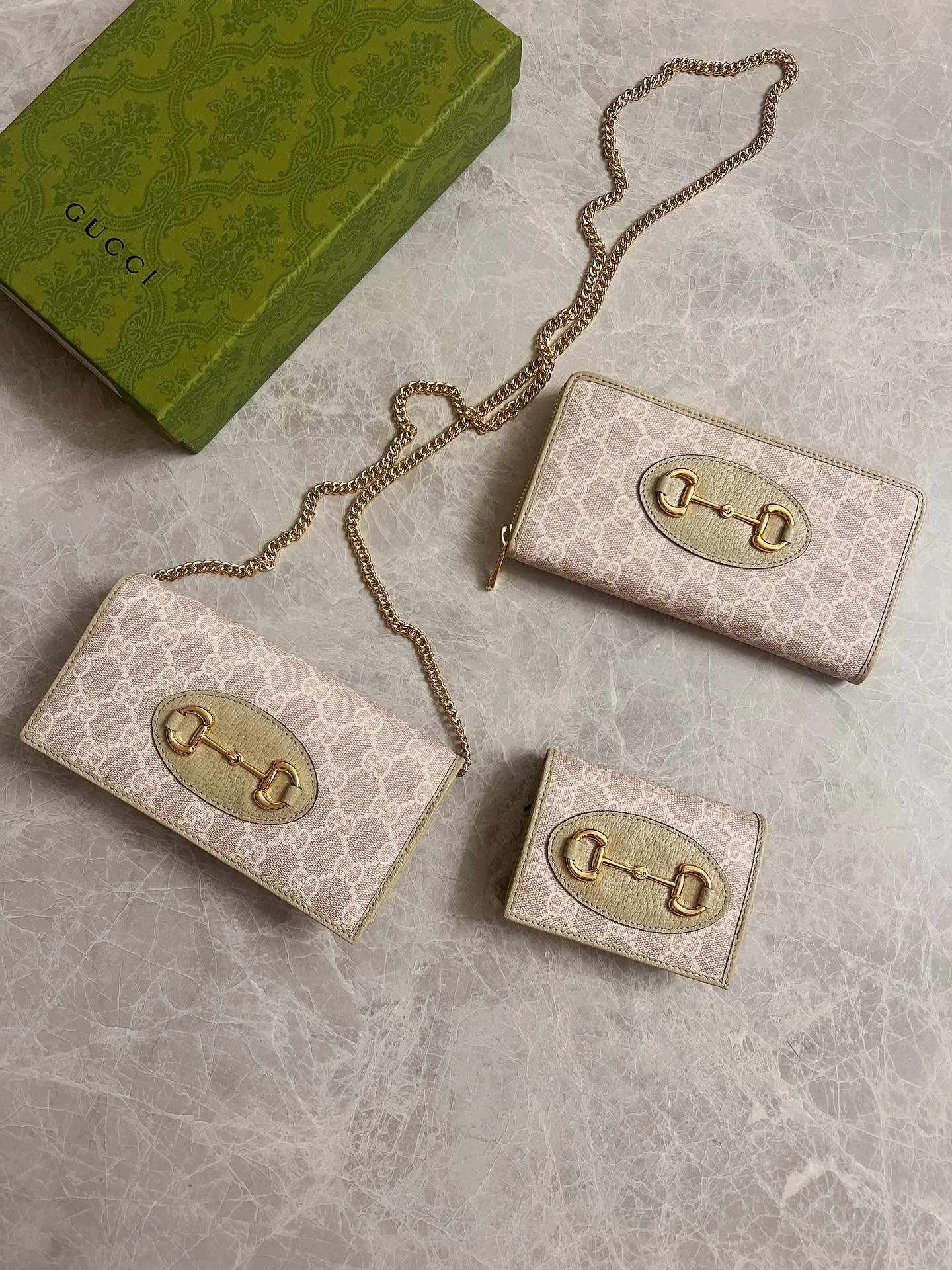 💰560🇭🇺🇭🇺In the latest wheat color series🍧🍧newly launched this Gucci made of GG Supreme high-end artificial canvas and khaki material 🍧🍧1955 Horsebit Card Holder This series adopts the same double ring and long strip design as the handbag 🍧🍧This detail is inspired by the brand’s equestrian origins 🍧🍧It is one of Gucci’s classic heritage🍧🍧It is also one of the brand’s most representative symbolic elements🍧🍧Model: 621892 Size: 19x10x4cm