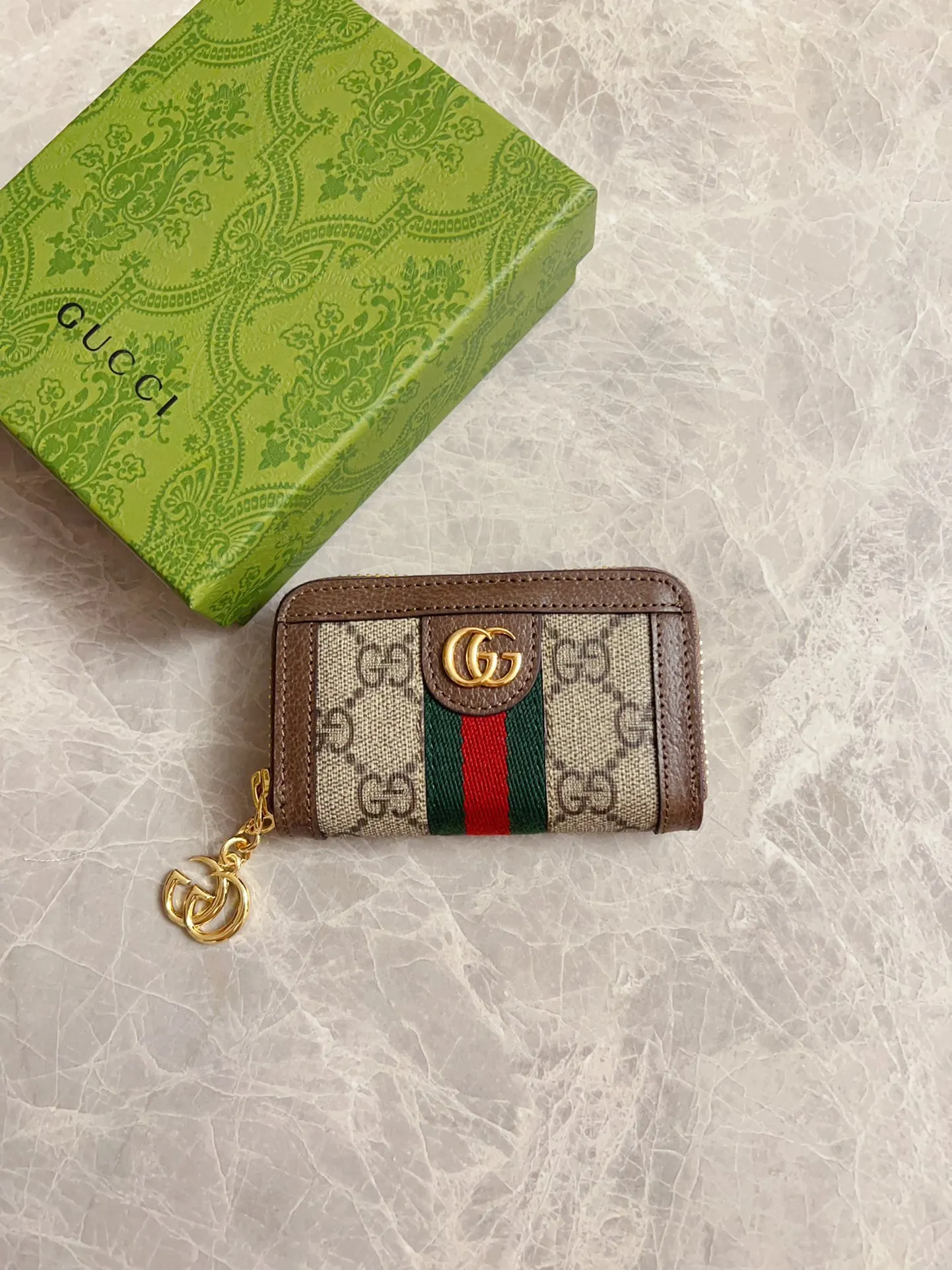 💰320 🇭🇺🇭🇺 The official website is synchronized with the new model! Ophidia series ~ small key bag 🌿🌿 made of GG Supreme high-grade PVC fabric 🌿🌿 with iconic double G hardware marks, classic red and green webbing, built-in exquisite GG key chain pendant 🌿🌿 fashionable and elegant, lightweight and practical, 🌿🌿 model number: 523157, size: W10.5xH7x2.5cm, color: coffee