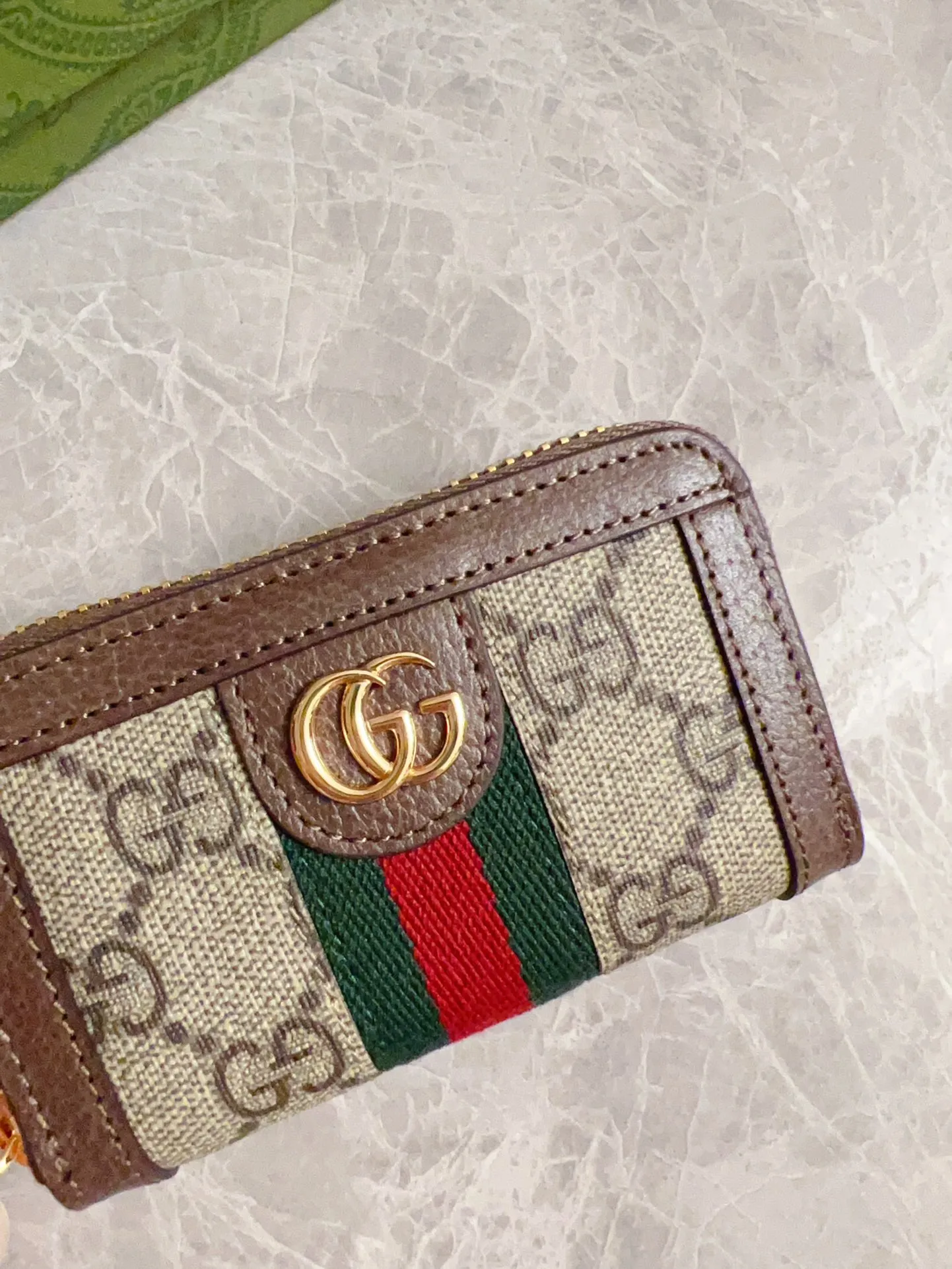 💰320 🇭🇺🇭🇺 The official website is synchronized with the new model! Ophidia series ~ small key bag 🌿🌿 made of GG Supreme high-grade PVC fabric 🌿🌿 with iconic double G hardware marks, classic red and green webbing, built-in exquisite GG key chain pendant 🌿🌿 fashionable and elegant, lightweight and practical, 🌿🌿 model number: 523157, size: W10.5xH7x2.5cm, color: coffee