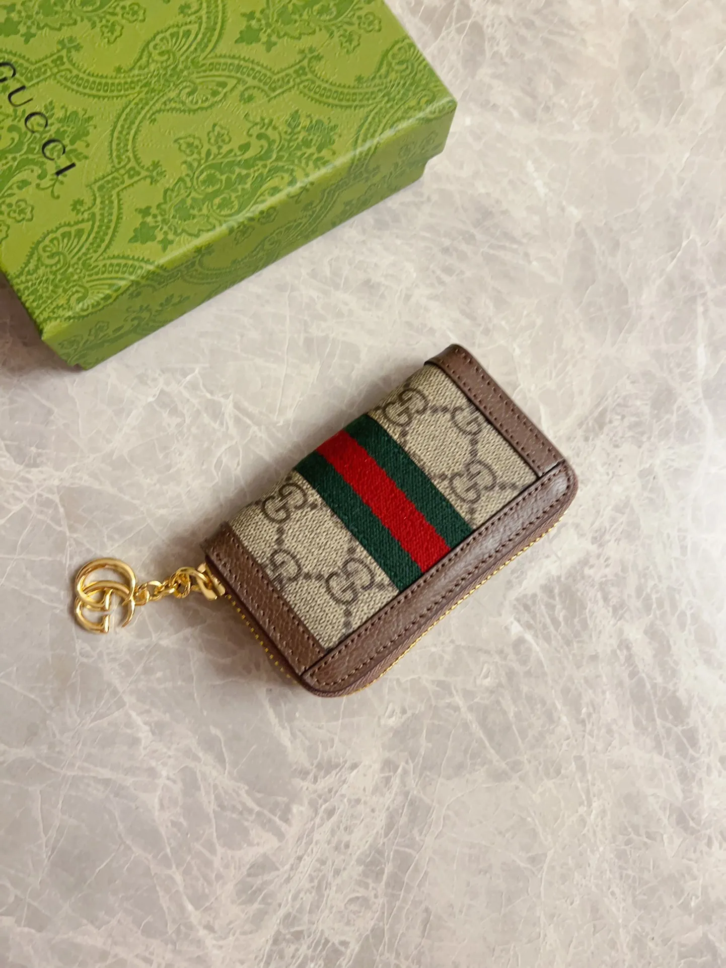 💰320 🇭🇺🇭🇺 The official website is synchronized with the new model! Ophidia series ~ small key bag 🌿🌿 made of GG Supreme high-grade PVC fabric 🌿🌿 with iconic double G hardware marks, classic red and green webbing, built-in exquisite GG key chain pendant 🌿🌿 fashionable and elegant, lightweight and practical, 🌿🌿 model number: 523157, size: W10.5xH7x2.5cm, color: coffee