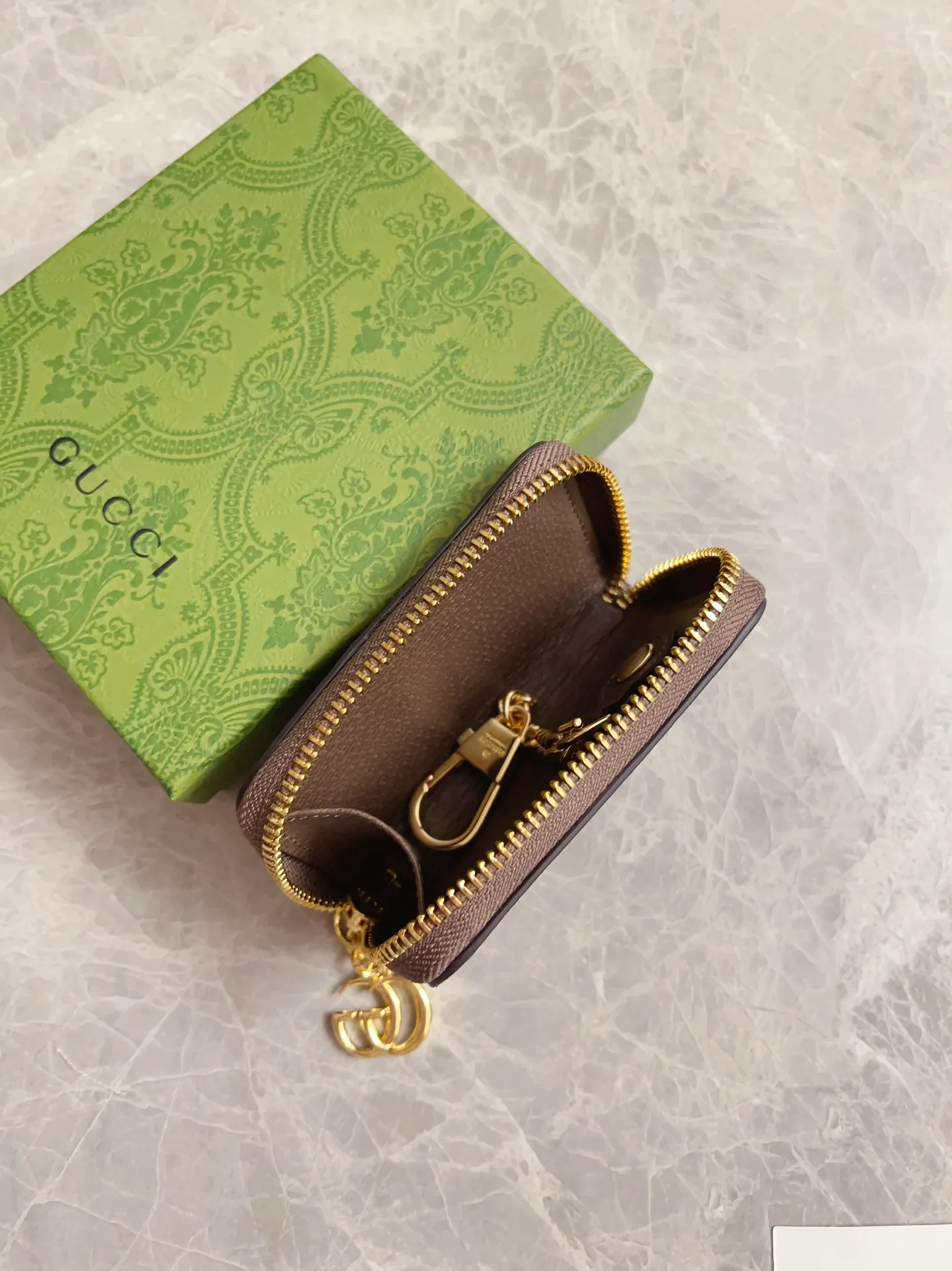 💰320 🇭🇺🇭🇺 The official website is synchronized with the new model! Ophidia series ~ small key bag 🌿🌿 made of GG Supreme high-grade PVC fabric 🌿🌿 with iconic double G hardware marks, classic red and green webbing, built-in exquisite GG key chain pendant 🌿🌿 fashionable and elegant, lightweight and practical, 🌿🌿 model number: 523157, size: W10.5xH7x2.5cm, color: coffee