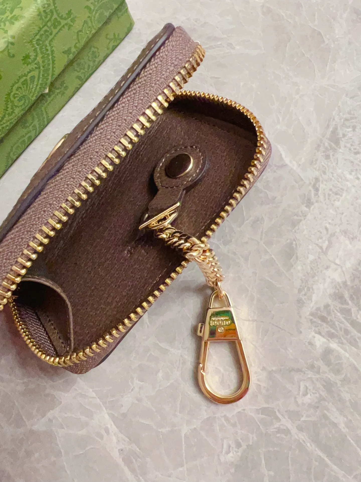 💰320 🇭🇺🇭🇺 The official website is synchronized with the new model! Ophidia series ~ small key bag 🌿🌿 made of GG Supreme high-grade PVC fabric 🌿🌿 with iconic double G hardware marks, classic red and green webbing, built-in exquisite GG key chain pendant 🌿🌿 fashionable and elegant, lightweight and practical, 🌿🌿 model number: 523157, size: W10.5xH7x2.5cm, color: coffee