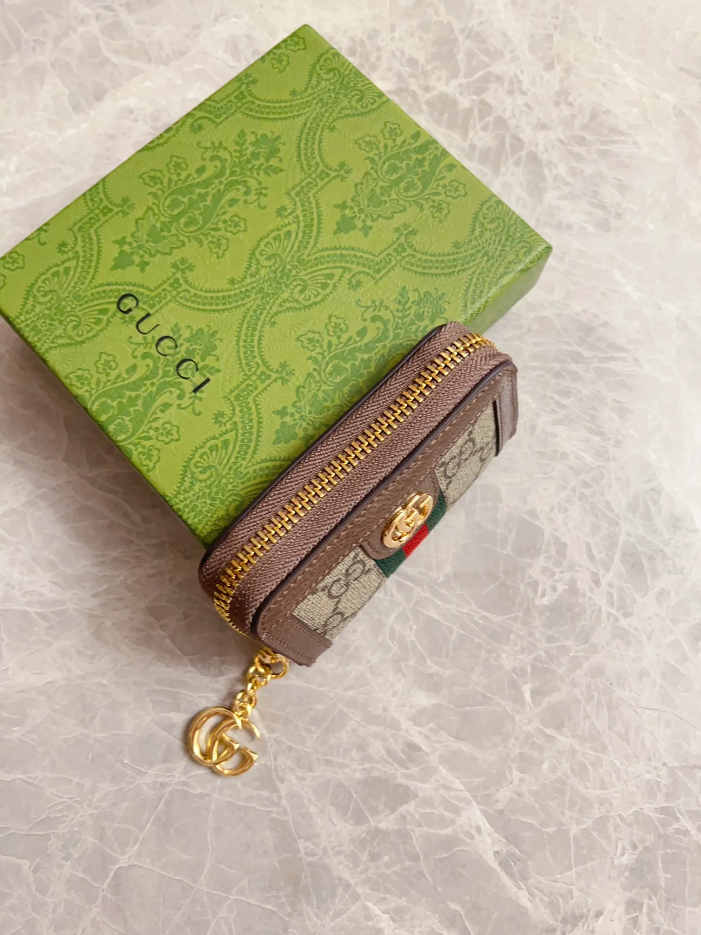 💰320 🇭🇺🇭🇺 The official website is synchronized with the new model! Ophidia series ~ small key bag 🌿🌿 made of GG Supreme high-grade PVC fabric 🌿🌿 with iconic double G hardware marks, classic red and green webbing, built-in exquisite GG key chain pendant 🌿🌿 fashionable and elegant, lightweight and practical, 🌿🌿 model number: 523157, size: W10.5xH7x2.5cm, color: coffee