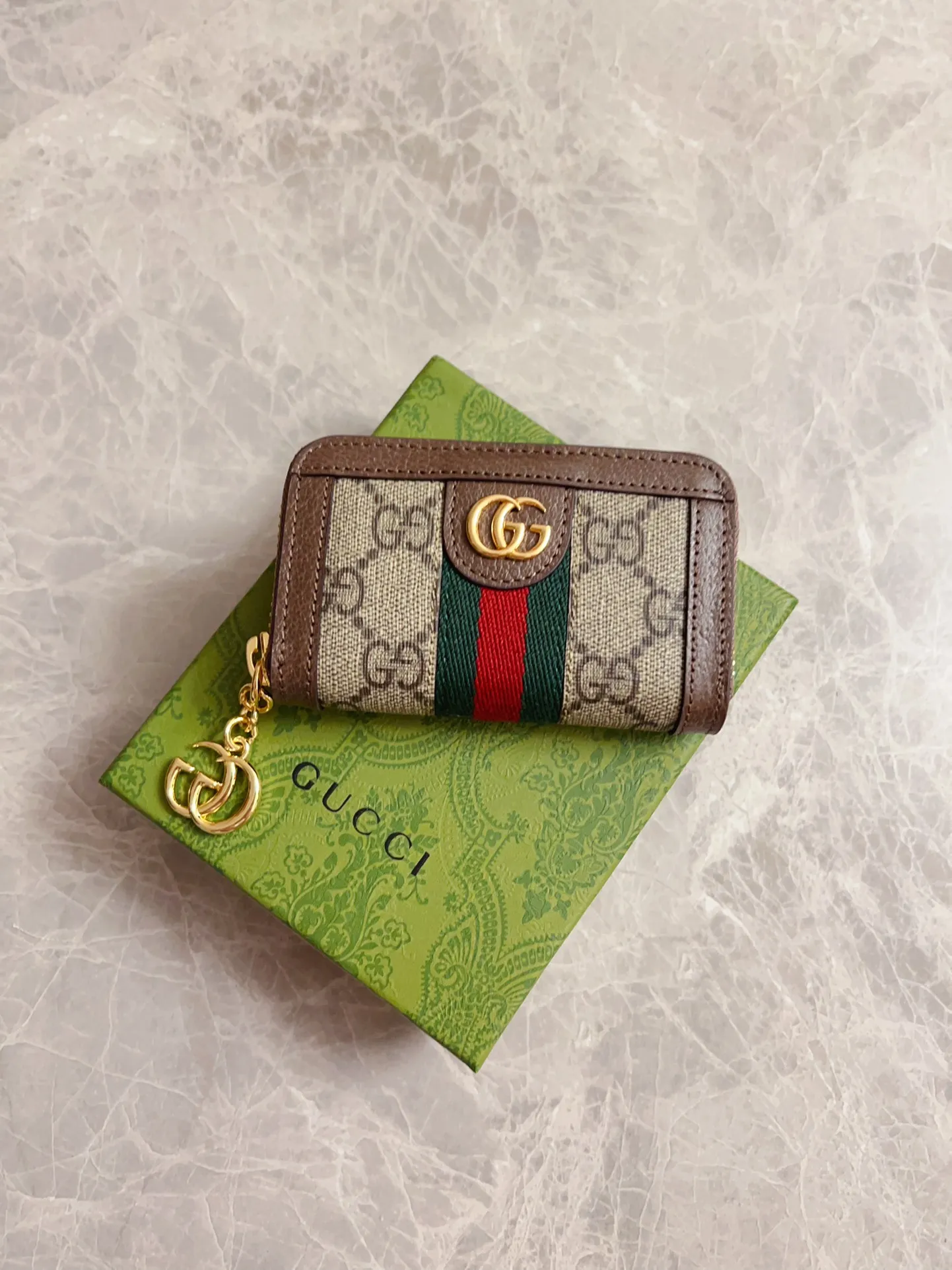 💰320 🇭🇺🇭🇺 The official website is synchronized with the new model! Ophidia series ~ small key bag 🌿🌿 made of GG Supreme high-grade PVC fabric 🌿🌿 with iconic double G hardware marks, classic red and green webbing, built-in exquisite GG key chain pendant 🌿🌿 fashionable and elegant, lightweight and practical, 🌿🌿 model number: 523157, size: W10.5xH7x2.5cm, color: coffee