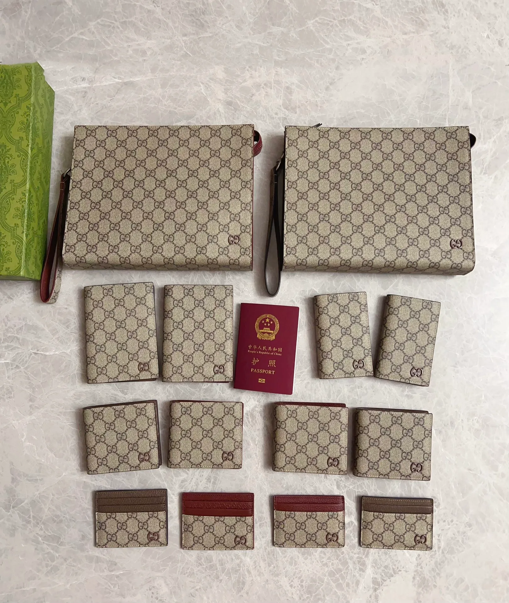 💰230🇭🇺🇭🇺Gucci’s latest series ~ card bag 🍖🍖The two-tone design full of contrasting beauty makes the GG logo emblazoned on the body of the bag shine 🍖🍖The interior is made of contrasting cowhide 🍖🍖2 colors available Brown/brown, brown/maroon Size: 10x 7cm Model: 768248 (original product)