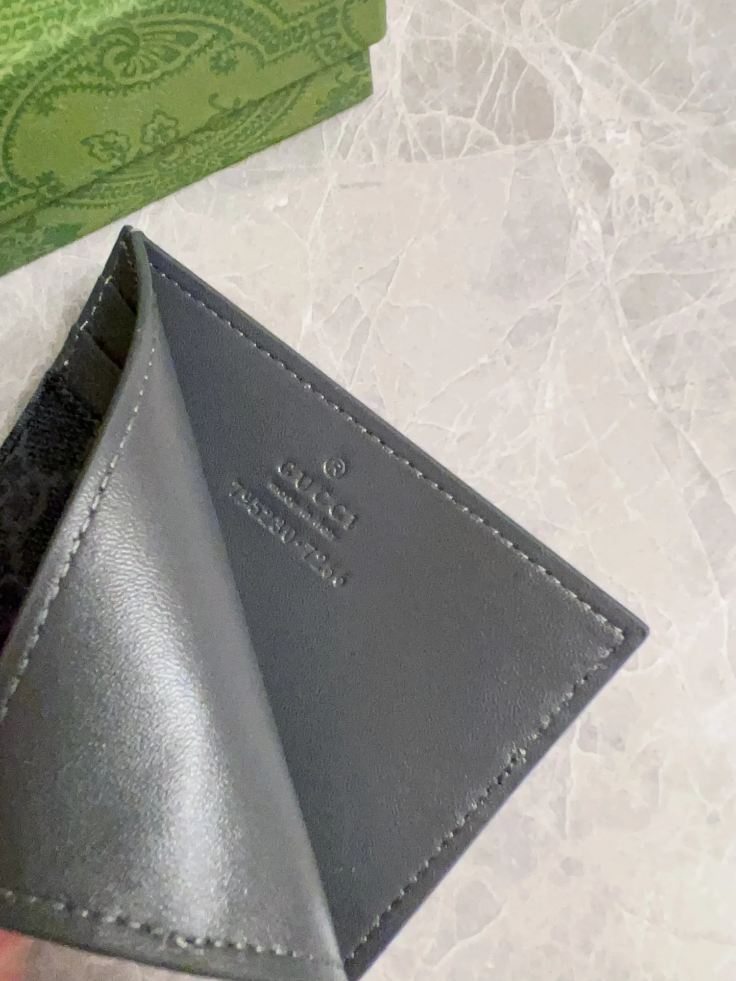 💰260 🇭🇺🇭🇺Gucci’s latest collection ~ card holder 🍖🍖The contrasting two-tone design makes the GG logo emblazoned on the bag stand out 🍖🍖The fabric is made of black GG and the lining is made of contrasting cowhide 🍖🍖Black GG Supreme canvas with dark gray ceramic effect double G, size: 10x 8cm Model: 795230 (original product)