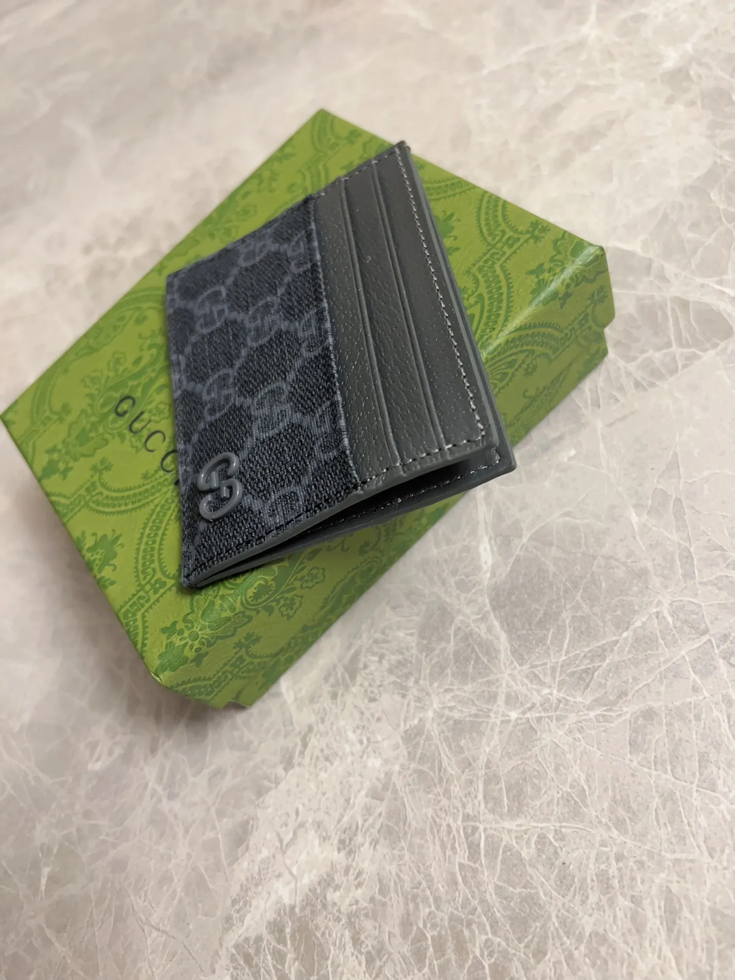 💰260 🇭🇺🇭🇺Gucci’s latest collection ~ card holder 🍖🍖The contrasting two-tone design makes the GG logo emblazoned on the bag stand out 🍖🍖The fabric is made of black GG and the lining is made of contrasting cowhide 🍖🍖Black GG Supreme canvas with dark gray ceramic effect double G, size: 10x 8cm Model: 795230 (original product)