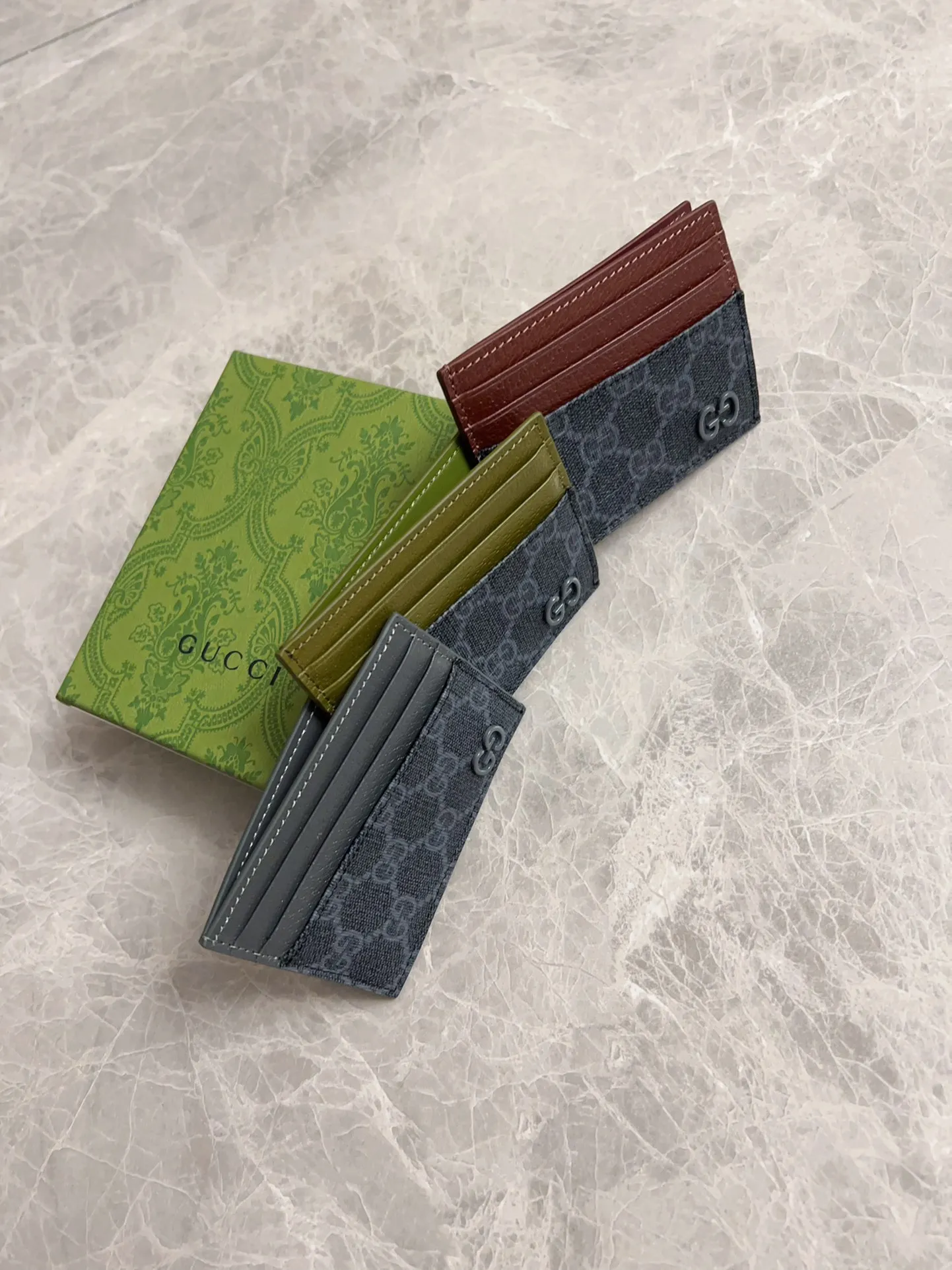 💰260 🇭🇺🇭🇺Gucci’s latest collection ~ card holder 🍖🍖The contrasting two-tone design makes the GG logo emblazoned on the bag stand out 🍖🍖The fabric is made of black GG and the lining is made of contrasting cowhide 🍖🍖Black GG Supreme canvas with dark gray ceramic effect double G, size: 10x 8cm Model: 795230 (original product)