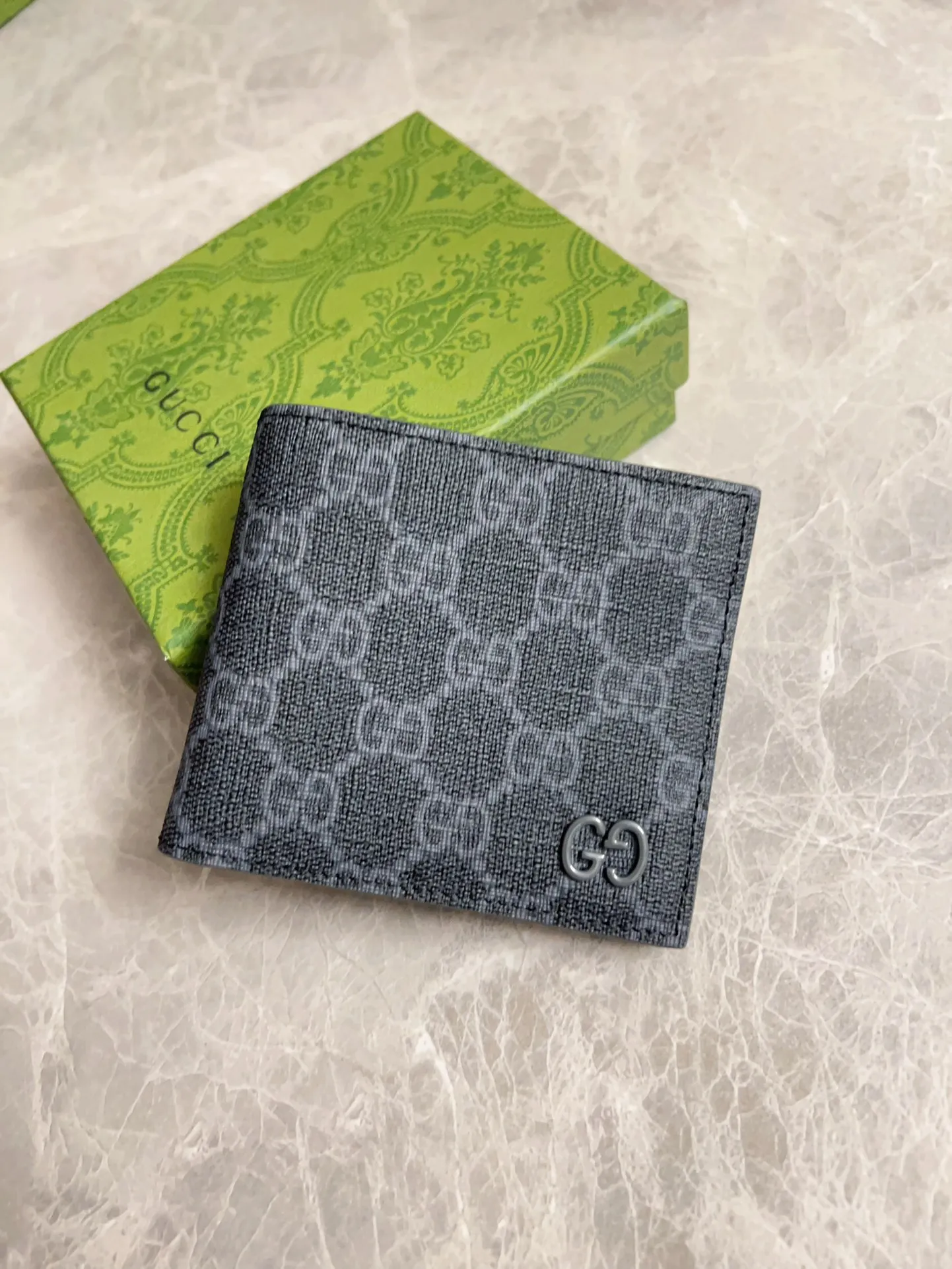 💰310 🇭🇺🇭🇺Gucci’s latest collection ~ Short clip 🧤🧤The two-tone design full of contrasting beauty makes the GG logo emblazoned on the body of the bag shine. 🧤🧤The fabric is made of black GG, and the lining is made of contrasting cowhide. 🧤🧤Black GG Supreme canvas, with dark gray ceramic effect double G, size: 11x 9cm Model: 768243 (original product)
