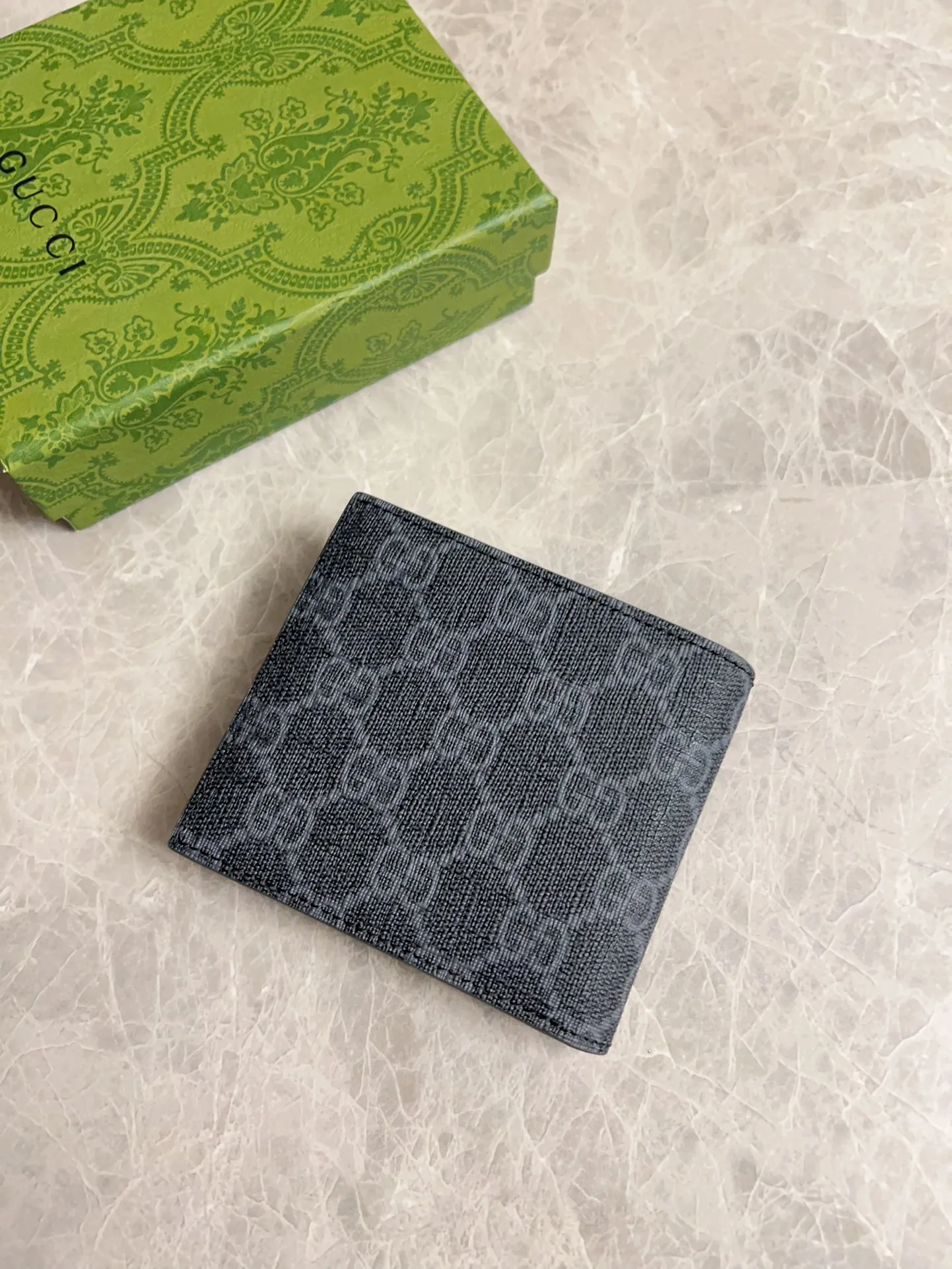 💰310 🇭🇺🇭🇺Gucci’s latest collection ~ Short clip 🧤🧤The two-tone design full of contrasting beauty makes the GG logo emblazoned on the body of the bag shine. 🧤🧤The fabric is made of black GG, and the lining is made of contrasting cowhide. 🧤🧤Black GG Supreme canvas, with dark gray ceramic effect double G, size: 11x 9cm Model: 768243 (original product)