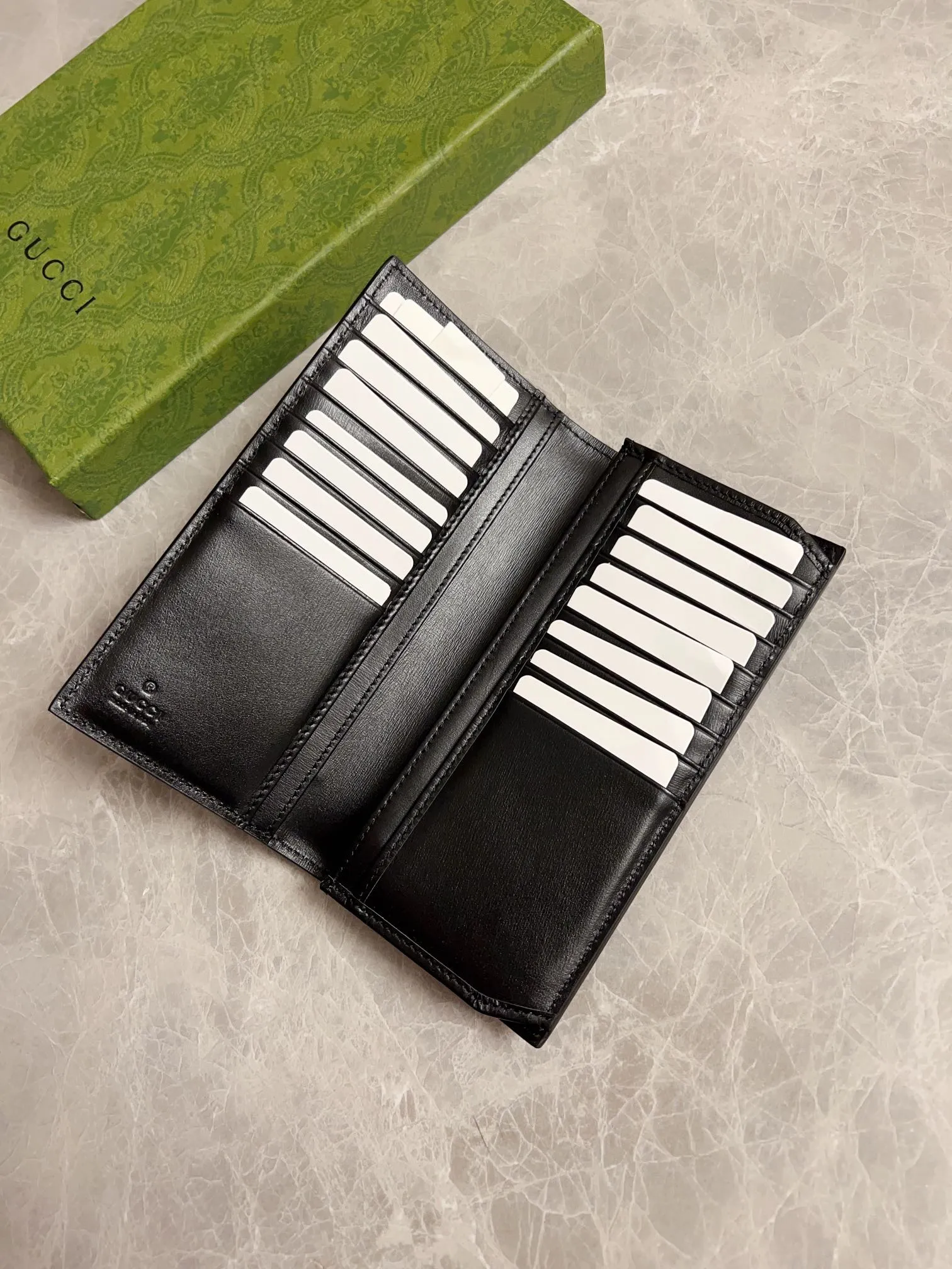💰380 🇭🇺🇭🇺 The latest suit clips have arrived! 🗼🗼Counter quality, original toothpick pattern cowhide🗼🗼Antique silver double G hardware logo, oil edges and fine workmanship, synchronized with counters 🗼🗼Size: 18.5x9.5x2.5cm, 🗼🗼Model: 428740