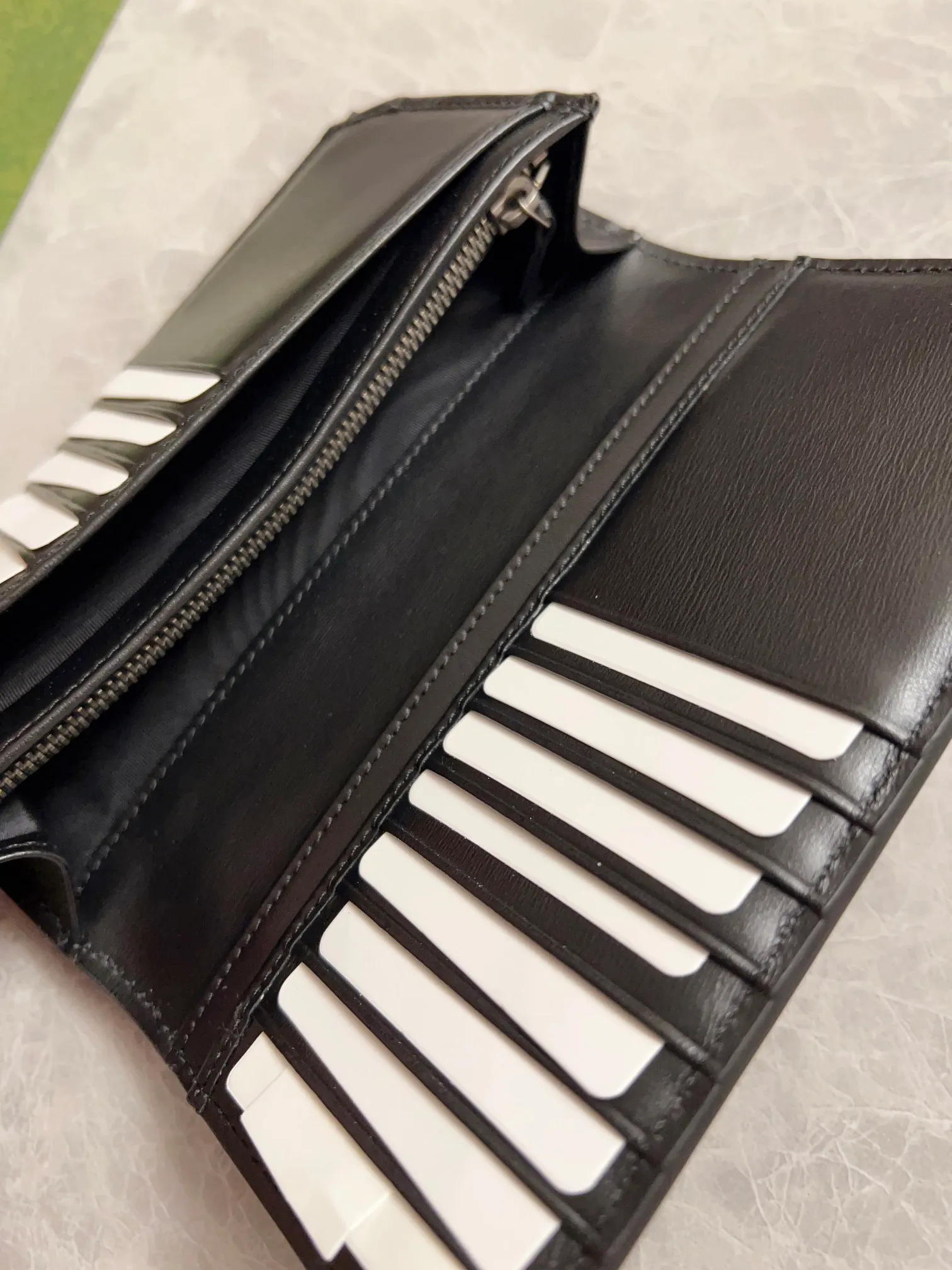 💰380 🇭🇺🇭🇺 The latest suit clips have arrived! 🗼🗼Counter quality, original toothpick pattern cowhide🗼🗼Antique silver double G hardware logo, oil edges and fine workmanship, synchronized with counters 🗼🗼Size: 18.5x9.5x2.5cm, 🗼🗼Model: 428740