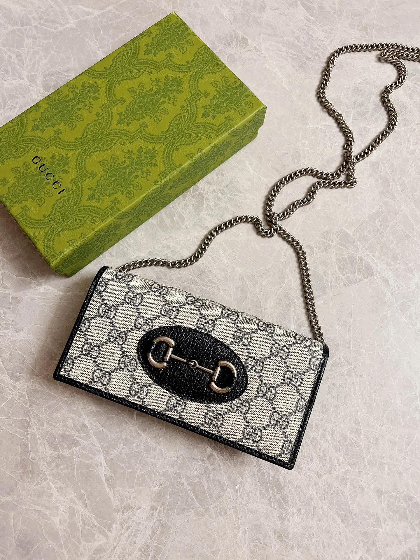 💰560🇭🇺🇭🇺 In the 2020 spring and summer series 🍧🍧newly launched Gucci made of GG Supreme high-end artificial canvas and brown leather 🍧🍧1955 Horsebit Card Holder This series adopts the same double ring and long strip design as the handbag 🍧🍧This detail is inspired by the brand’s equestrian origins 🍧🍧It is one of Gucci’s classic heritage🍧🍧It is also one of the brand’s most representative symbolic elements🍧🍧 Blue PVC Model: 621892 Size: 19x10x4cm