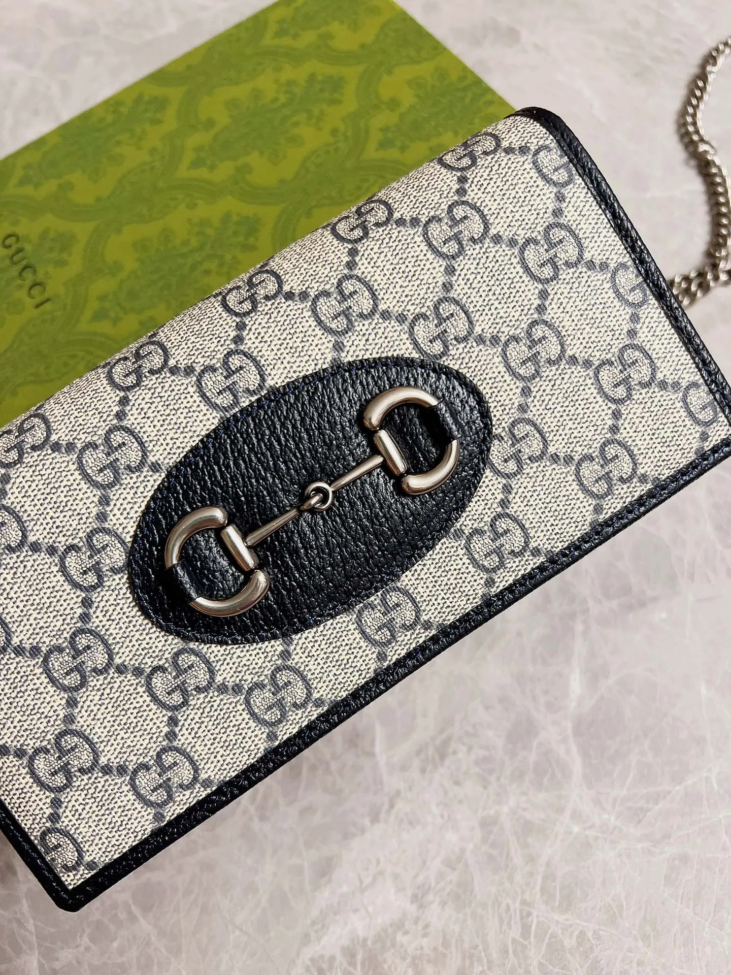 💰560🇭🇺🇭🇺 In the 2020 spring and summer series 🍧🍧newly launched Gucci made of GG Supreme high-end artificial canvas and brown leather 🍧🍧1955 Horsebit Card Holder This series adopts the same double ring and long strip design as the handbag 🍧🍧This detail is inspired by the brand’s equestrian origins 🍧🍧It is one of Gucci’s classic heritage🍧🍧It is also one of the brand’s most representative symbolic elements🍧🍧 Blue PVC Model: 621892 Size: 19x10x4cm