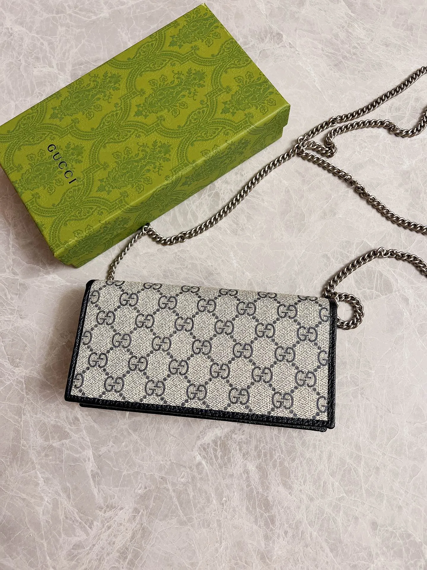💰560🇭🇺🇭🇺 In the 2020 spring and summer series 🍧🍧newly launched Gucci made of GG Supreme high-end artificial canvas and brown leather 🍧🍧1955 Horsebit Card Holder This series adopts the same double ring and long strip design as the handbag 🍧🍧This detail is inspired by the brand’s equestrian origins 🍧🍧It is one of Gucci’s classic heritage🍧🍧It is also one of the brand’s most representative symbolic elements🍧🍧 Blue PVC Model: 621892 Size: 19x10x4cm