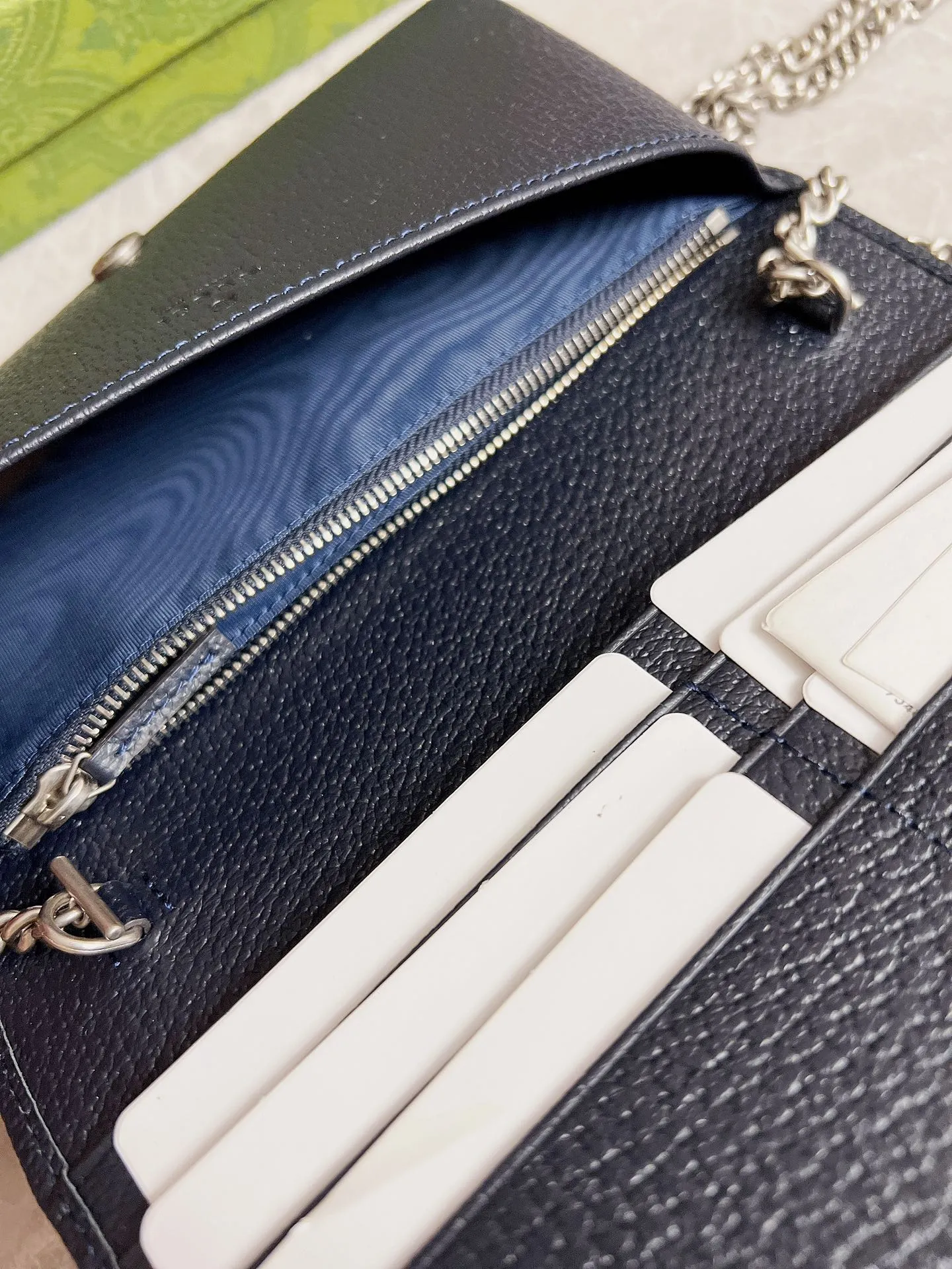 💰560🇭🇺🇭🇺 In the 2020 spring and summer series 🍧🍧newly launched Gucci made of GG Supreme high-end artificial canvas and brown leather 🍧🍧1955 Horsebit Card Holder This series adopts the same double ring and long strip design as the handbag 🍧🍧This detail is inspired by the brand’s equestrian origins 🍧🍧It is one of Gucci’s classic heritage🍧🍧It is also one of the brand’s most representative symbolic elements🍧🍧 Blue PVC Model: 621892 Size: 19x10x4cm