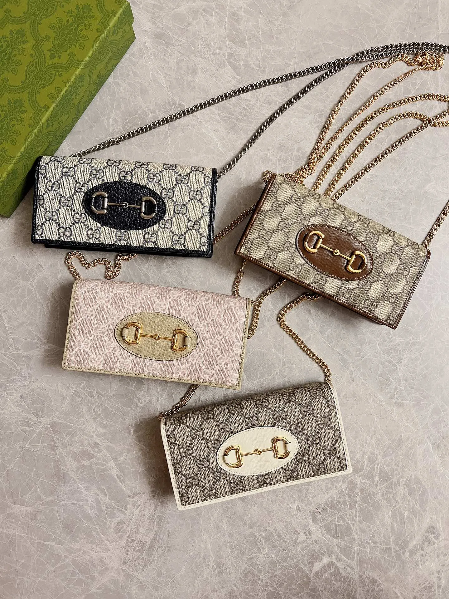 💰560🇭🇺🇭🇺 In the 2020 spring and summer series 🍧🍧newly launched Gucci made of GG Supreme high-end artificial canvas and brown leather 🍧🍧1955 Horsebit Card Holder This series adopts the same double ring and long strip design as the handbag 🍧🍧This detail is inspired by the brand’s equestrian origins 🍧🍧It is one of Gucci’s classic heritage🍧🍧It is also one of the brand’s most representative symbolic elements🍧🍧 Blue PVC Model: 621892 Size: 19x10x4cm