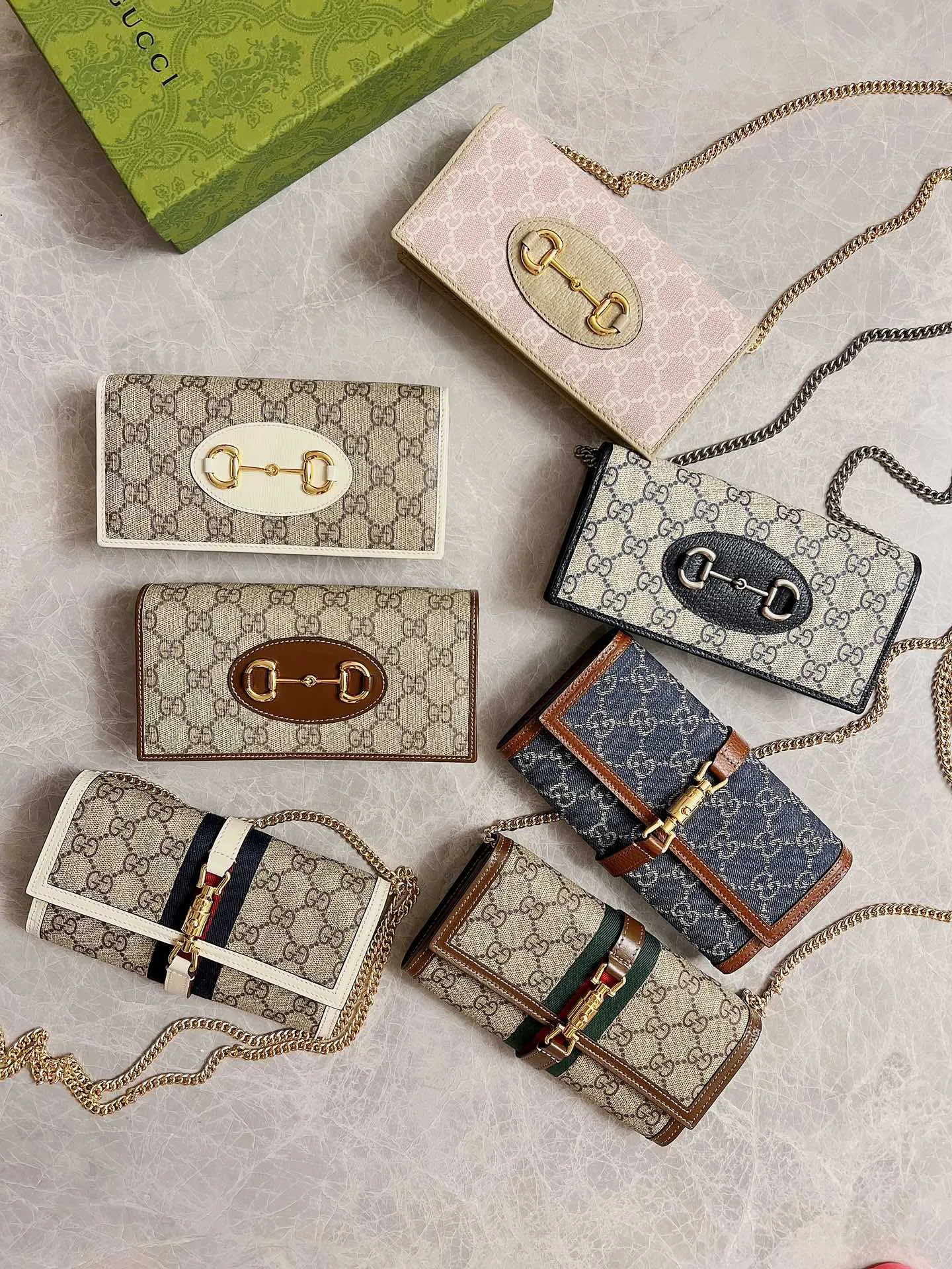 💰560🇭🇺🇭🇺 In the 2020 spring and summer series 🍧🍧newly launched Gucci made of GG Supreme high-end artificial canvas and brown leather 🍧🍧1955 Horsebit Card Holder This series adopts the same double ring and long strip design as the handbag 🍧🍧This detail is inspired by the brand’s equestrian origins 🍧🍧It is one of Gucci’s classic heritage🍧🍧It is also one of the brand’s most representative symbolic elements🍧🍧 Blue PVC Model: 621892 Size: 19x10x4cm