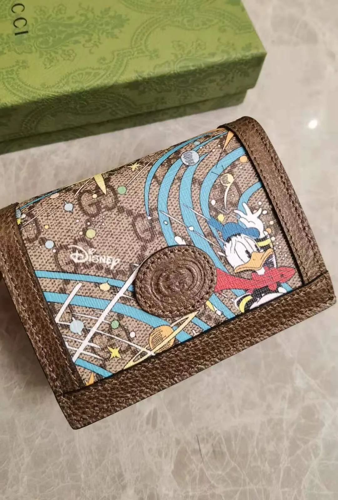 💰370 🇭🇺🇭🇺Epilogue original leather short wallet ~ Donald Duck series 🐥🐥The new pattern of Donald Duck and his three nephews appearing together adds an unconstrained charm to the classic Gucci bag. It is full of fun and fun for the family to fly to the stars 🐥🐥fashionable and practical! Style number: 648121, size: 11-8.5-3cm