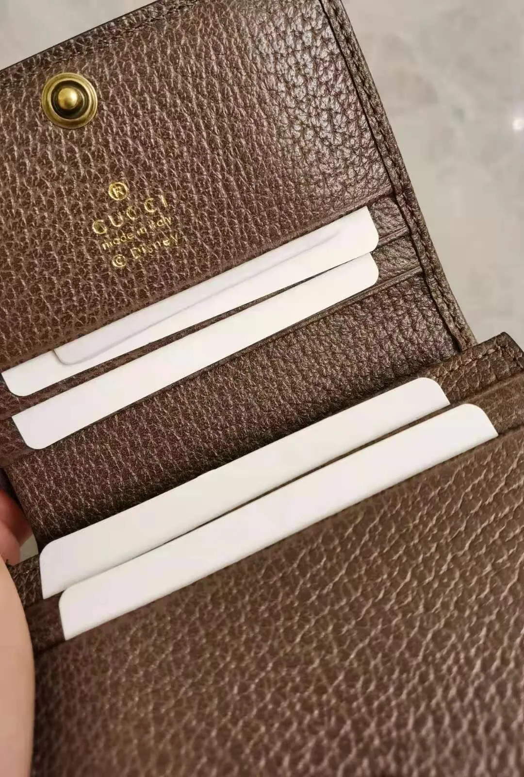 💰370 🇭🇺🇭🇺Epilogue original leather short wallet ~ Donald Duck series 🐥🐥The new pattern of Donald Duck and his three nephews appearing together adds an unconstrained charm to the classic Gucci bag. It is full of fun and fun for the family to fly to the stars 🐥🐥fashionable and practical! Style number: 648121, size: 11-8.5-3cm