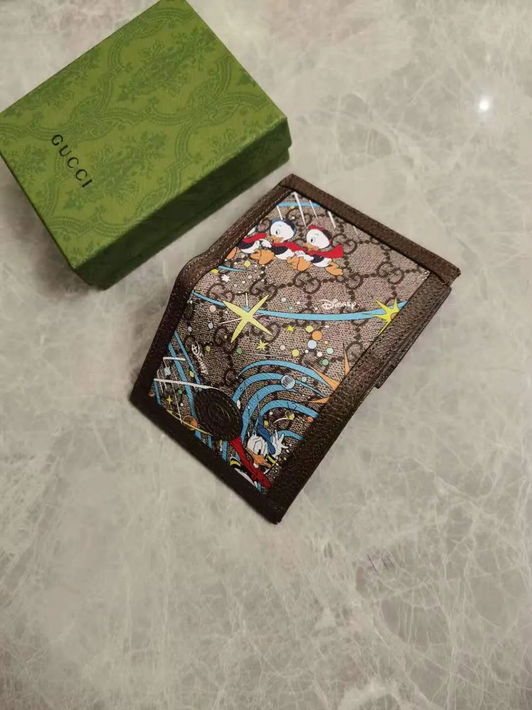 💰370 🇭🇺🇭🇺Epilogue original leather short wallet ~ Donald Duck series 🐥🐥The new pattern of Donald Duck and his three nephews appearing together adds an unconstrained charm to the classic Gucci bag. It is full of fun and fun for the family to fly to the stars 🐥🐥fashionable and practical! Style number: 648121, size: 11-8.5-3cm