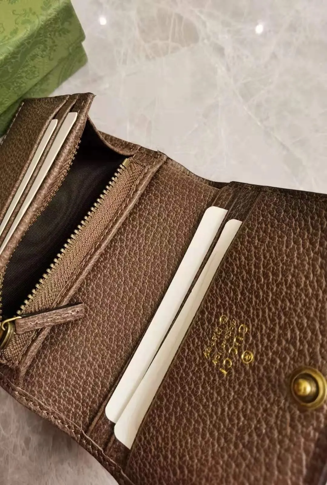 💰370 🇭🇺🇭🇺Epilogue original leather short wallet ~ Donald Duck series 🐥🐥The new pattern of Donald Duck and his three nephews appearing together adds an unconstrained charm to the classic Gucci bag. It is full of fun and fun for the family to fly to the stars 🐥🐥fashionable and practical! Style number: 648121, size: 11-8.5-3cm