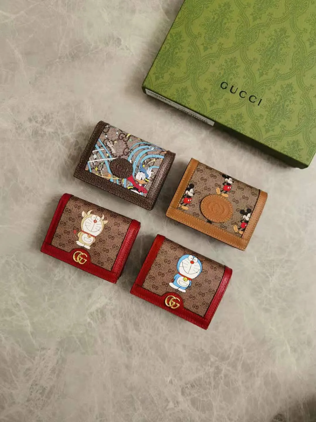 💰370 🇭🇺🇭🇺Epilogue original leather short wallet ~ Donald Duck series 🐥🐥The new pattern of Donald Duck and his three nephews appearing together adds an unconstrained charm to the classic Gucci bag. It is full of fun and fun for the family to fly to the stars 🐥🐥fashionable and practical! Style number: 648121, size: 11-8.5-3cm