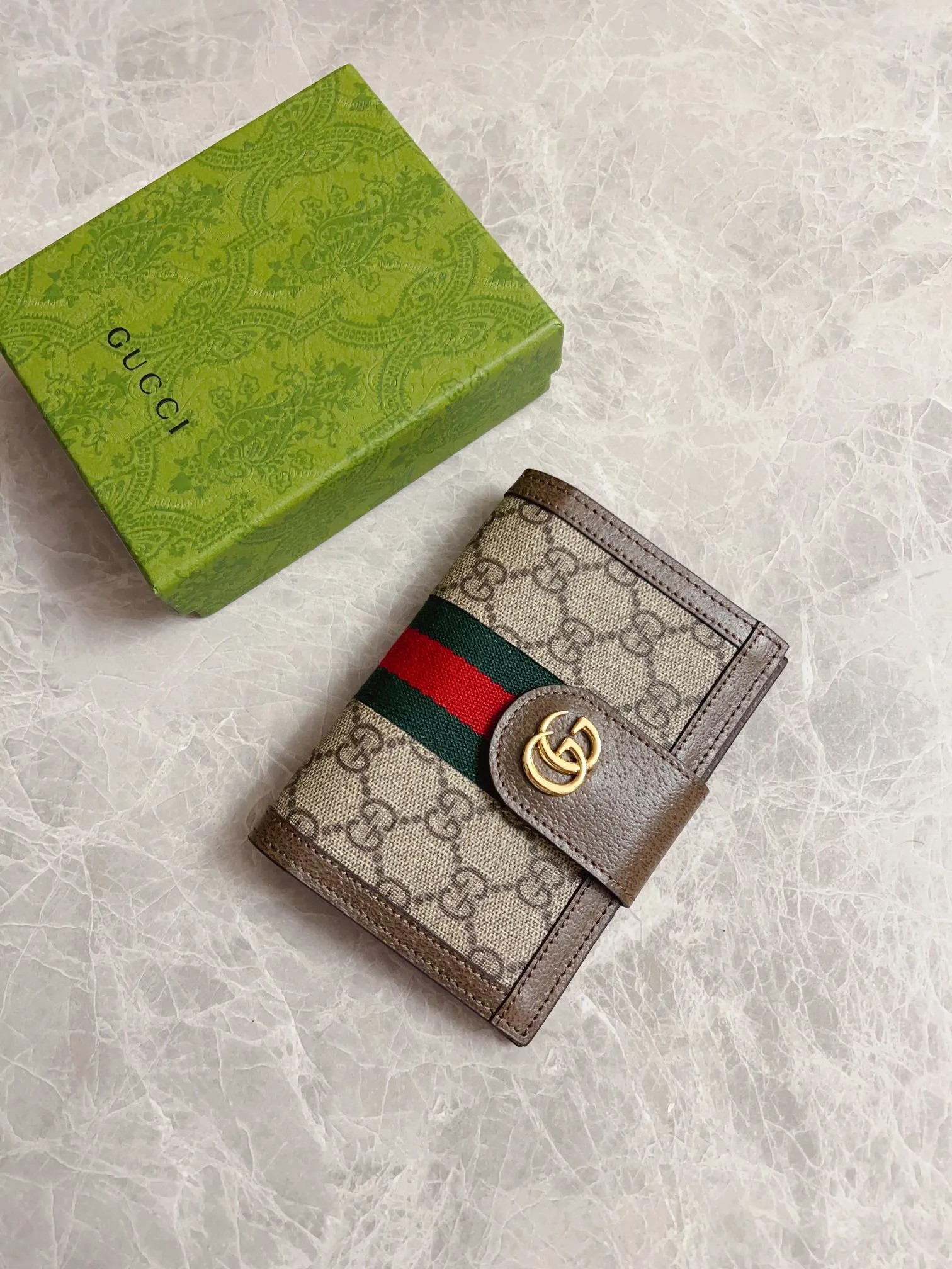 💰350 🇭🇺🇭🇺 GG official website synchronizes the new style~Passport holder🦠🦠GG Supreme Canvas series~Brown pig pattern original cowhide inner compartment [one card slot and one passport slot]🦠🦠You can also put a little cash and air tickets, pragmatism, generous and decent, and exquisite workmanship! 🦠🦠Red and green with bronze double G hardware is the mainstream, 🦠🦠Size: 10.5 width x 14.5 height cm, style number: 598914, color: brown PVC