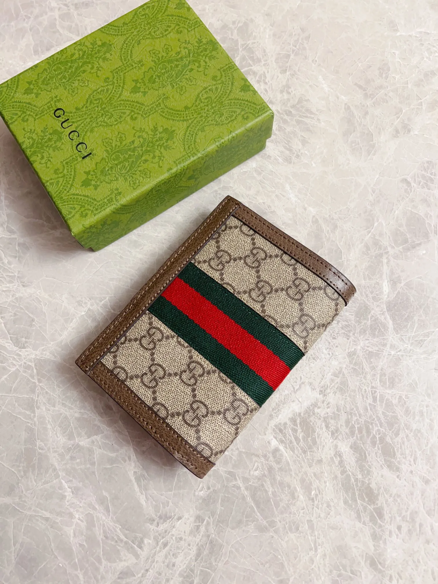 💰350 🇭🇺🇭🇺 GG official website synchronizes the new style~Passport holder🦠🦠GG Supreme Canvas series~Brown pig pattern original cowhide inner compartment [one card slot and one passport slot]🦠🦠You can also put a little cash and air tickets, pragmatism, generous and decent, and exquisite workmanship! 🦠🦠Red and green with bronze double G hardware is the mainstream, 🦠🦠Size: 10.5 width x 14.5 height cm, style number: 598914, color: brown PVC