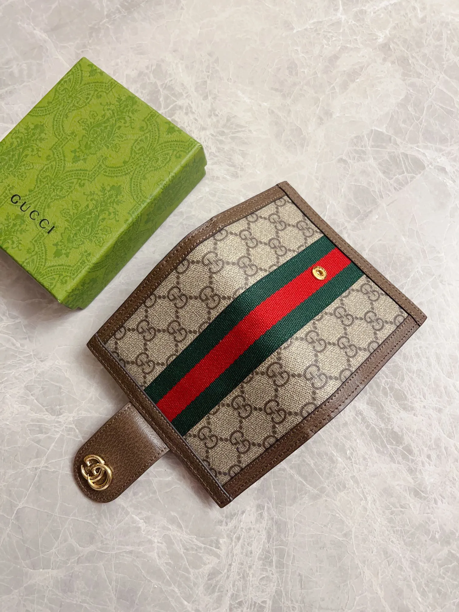 💰350 🇭🇺🇭🇺 GG official website synchronizes the new style~Passport holder🦠🦠GG Supreme Canvas series~Brown pig pattern original cowhide inner compartment [one card slot and one passport slot]🦠🦠You can also put a little cash and air tickets, pragmatism, generous and decent, and exquisite workmanship! 🦠🦠Red and green with bronze double G hardware is the mainstream, 🦠🦠Size: 10.5 width x 14.5 height cm, style number: 598914, color: brown PVC